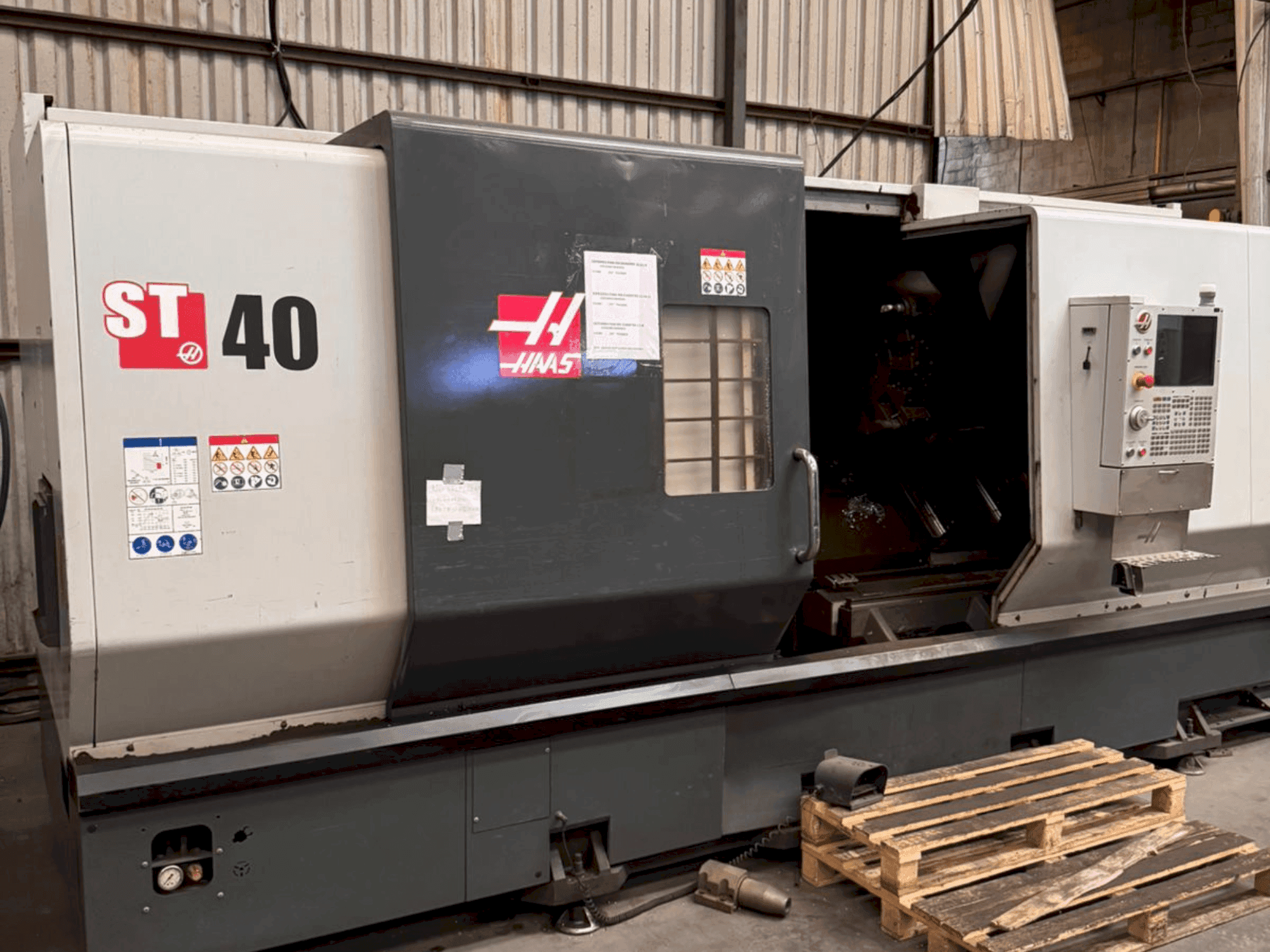 Frontansicht der HAAS ST-40 Maschine