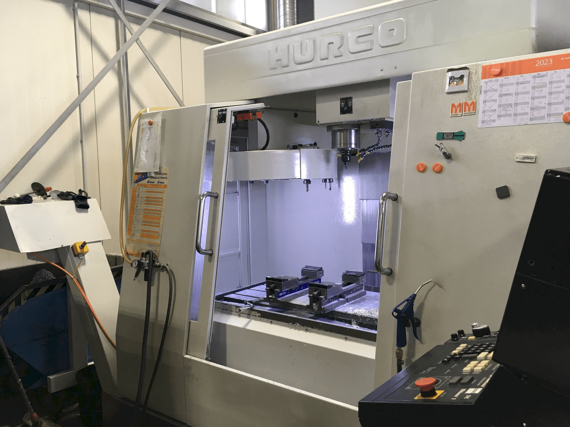 Frontansicht der Hurco BAC 30 HTM Maschine