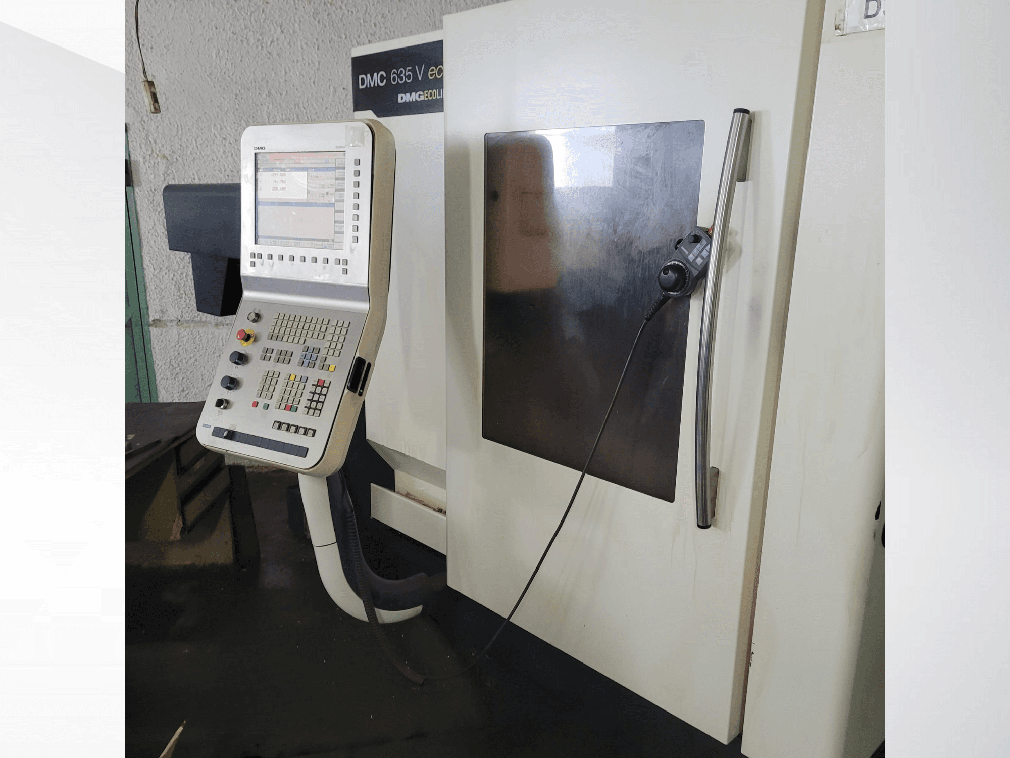 DMG DMC 635 V eco CNC-Maschine in der Frontansicht mit einem Bedienfeld mit Tasten und einem Bildschirm zur Anzeige der Arbeitsgänge.
