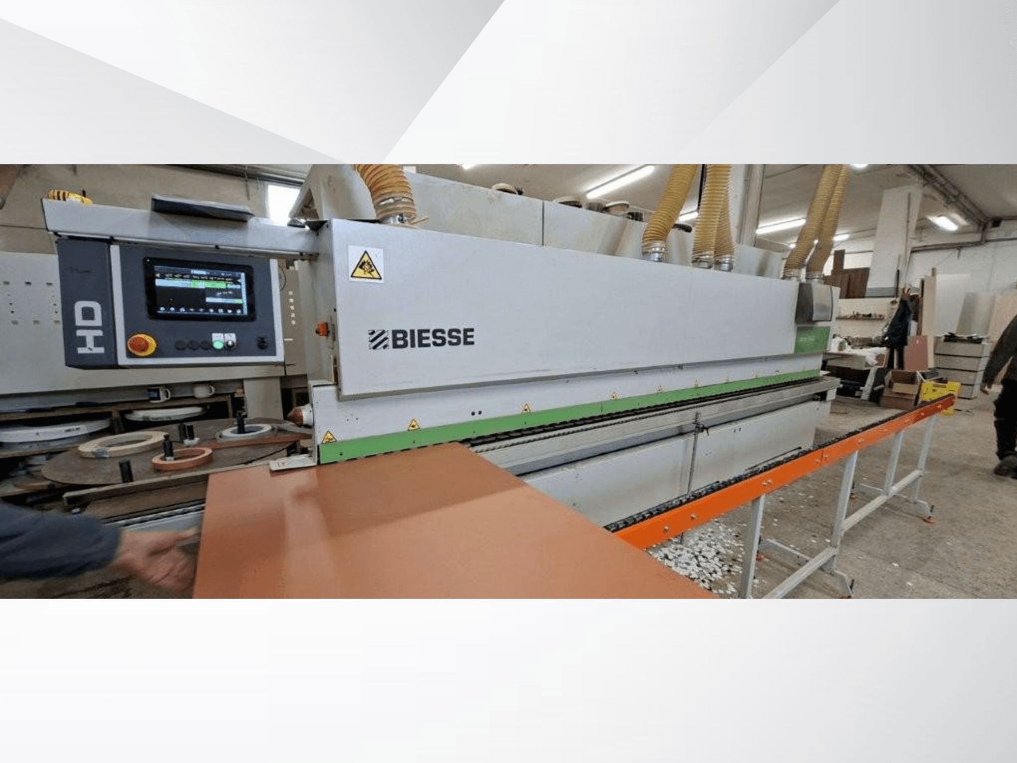 BIESSE JADE 340 Kantenanleimmaschine in einer Werkstatt, Vorderansicht mit digitalem Bedienfeld und orangefarbenem Zuführtisch.