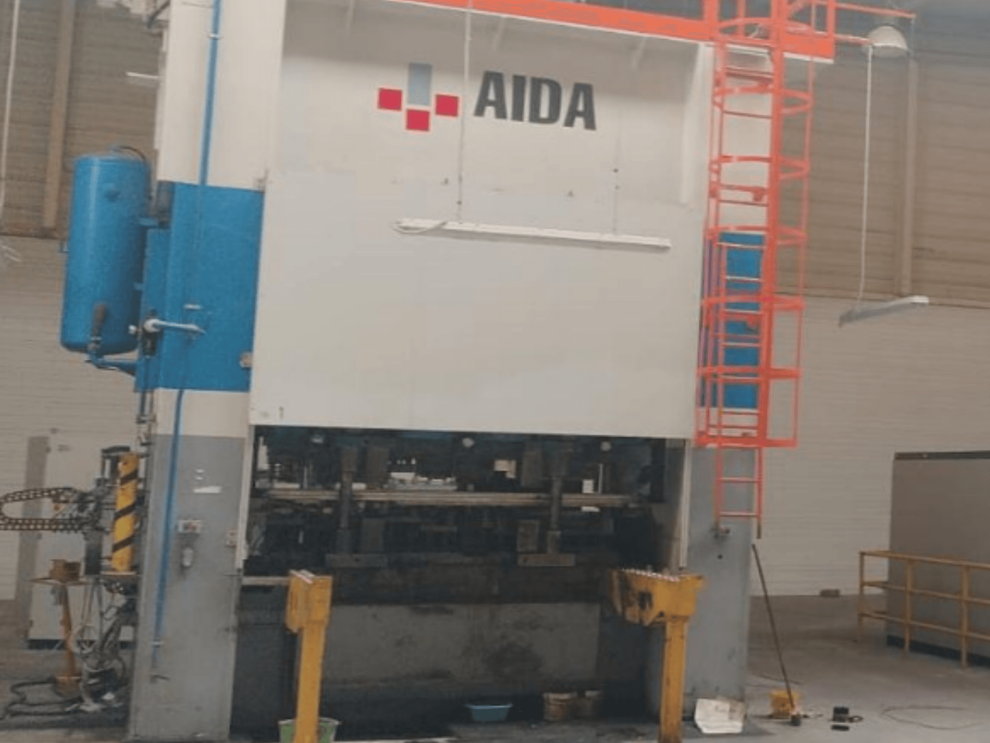 Mechanische Stanzpresse AIDA 315/2MR/LD/TE3, Vorderansicht, mit Hydraulikkomponenten und Sicherheitsleiter.
