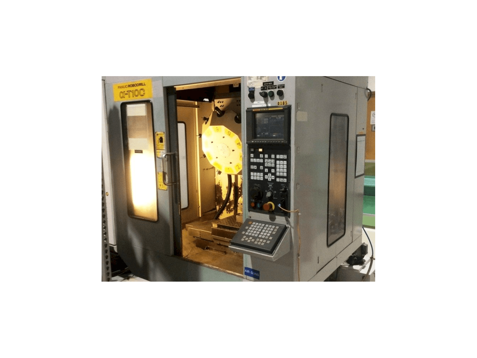 Frontansicht der FANUC RoboDrill Q-T10C Maschine
