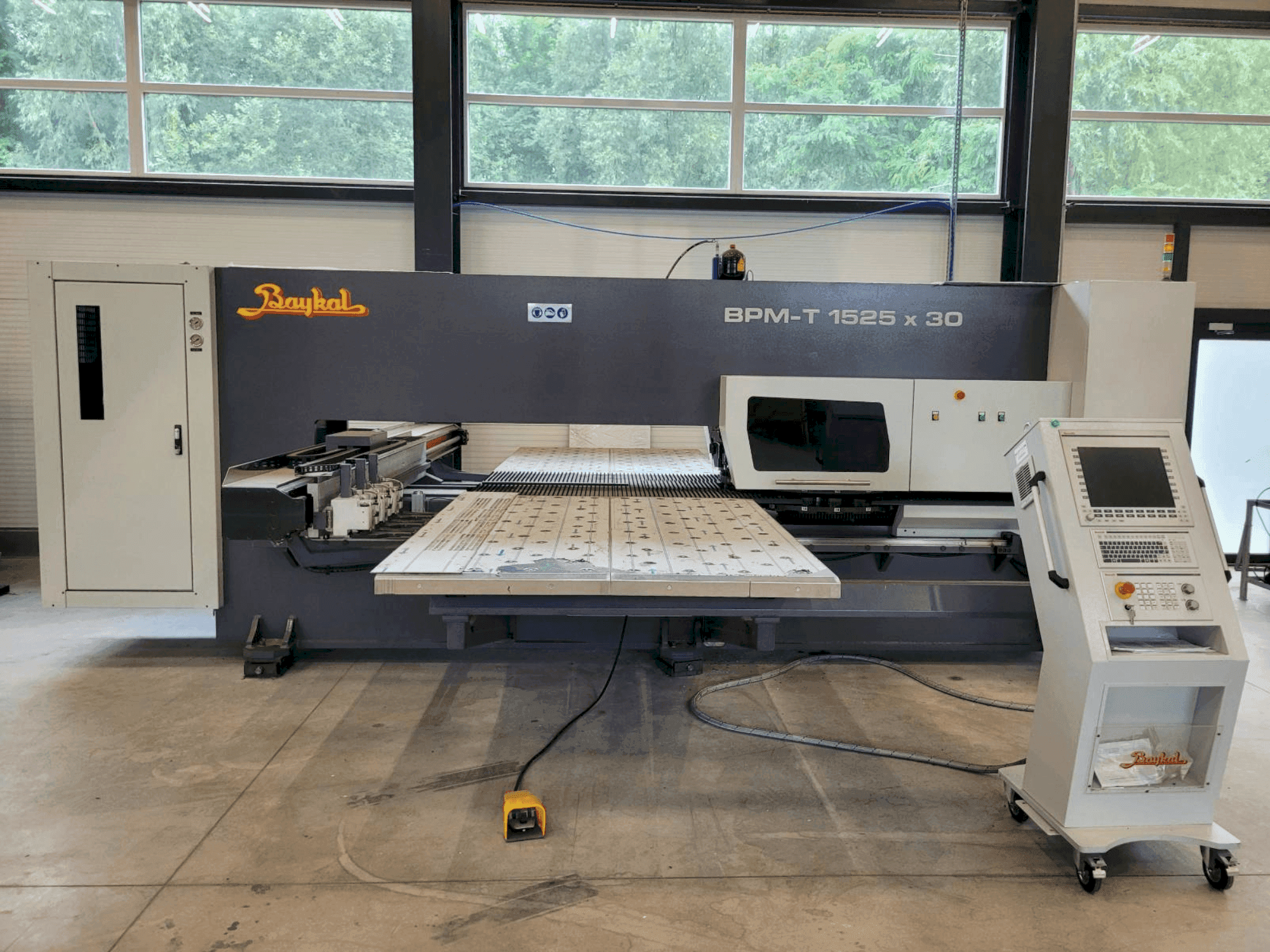 Frontansicht der Baykal BPM-T 1525X30 Maschine