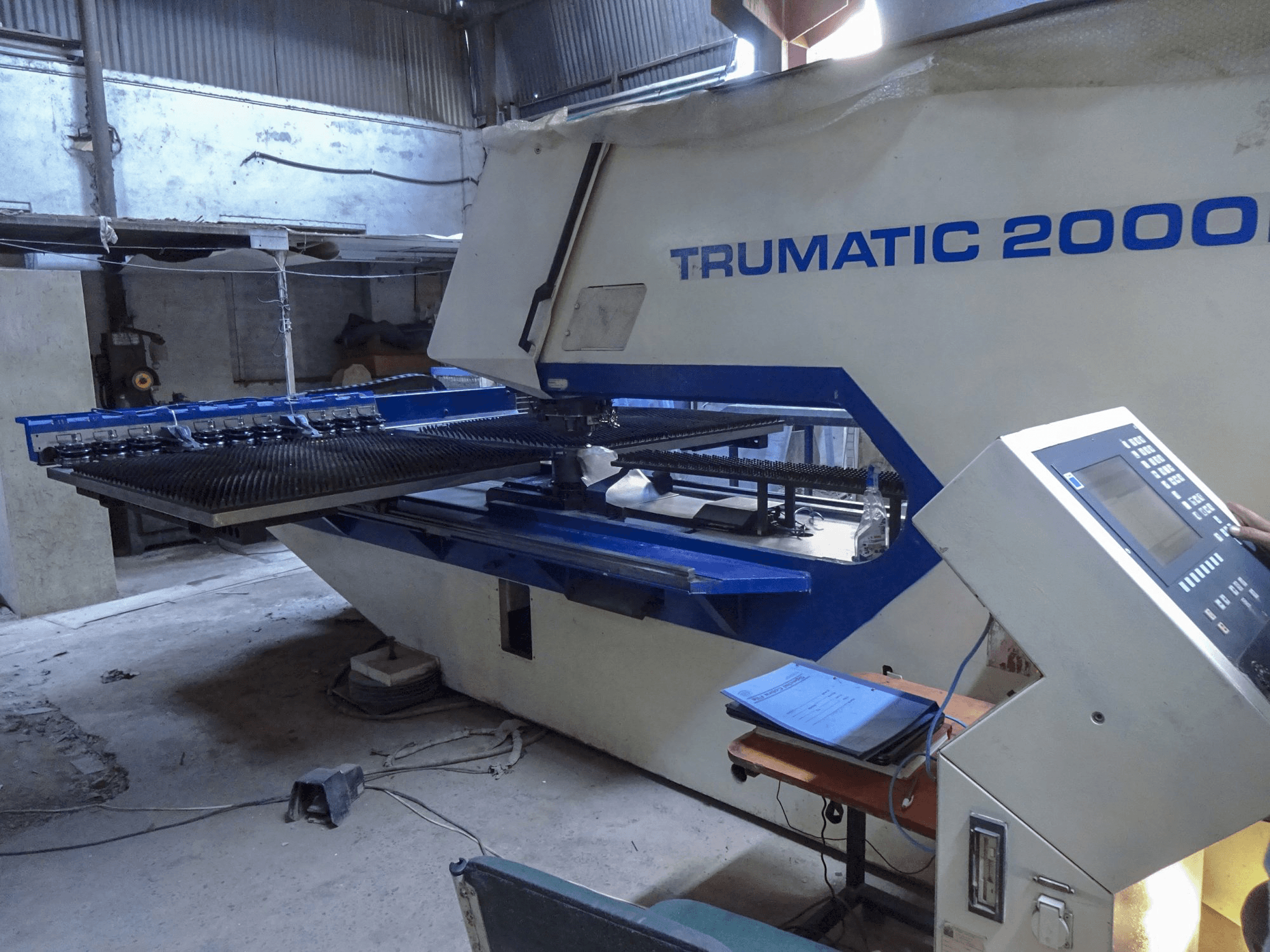 Frontansicht der Trumpf Trumatic 2000 R Maschine