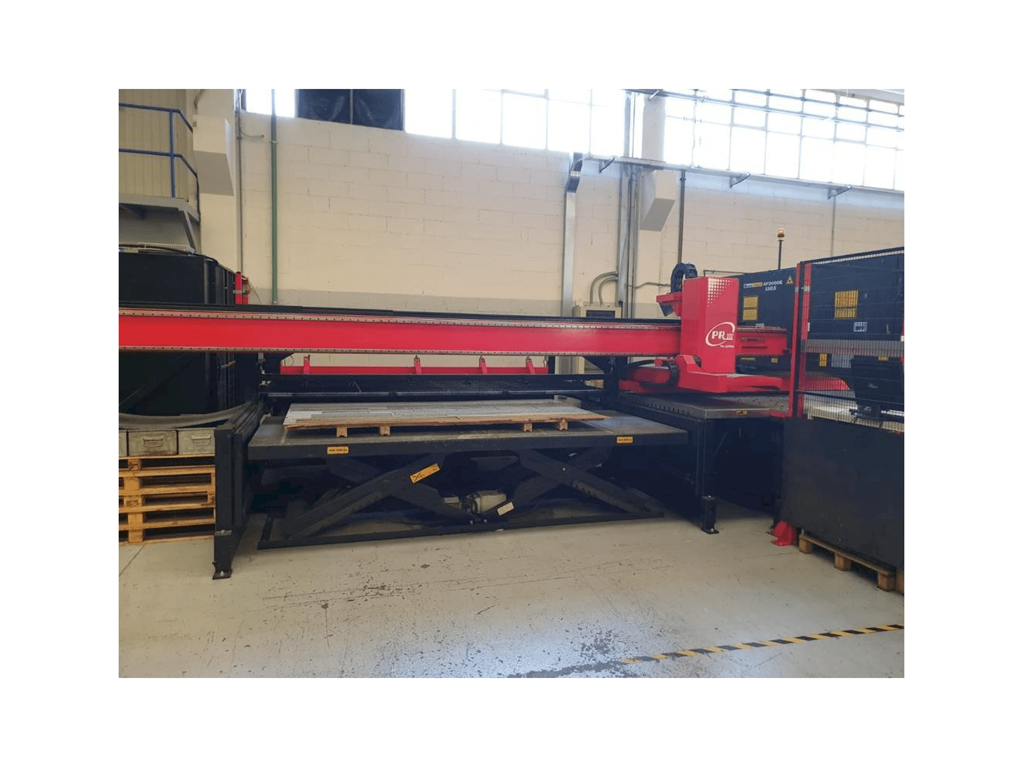 Frontansicht der AMADA LC 2415 ALFA IV Maschine