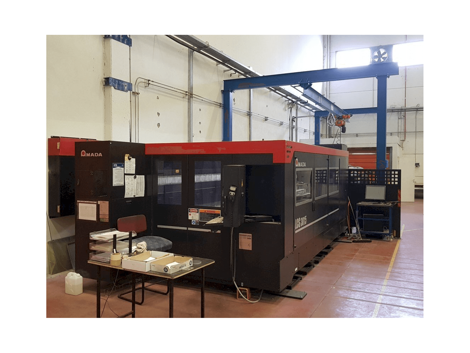 Frontansicht der AMADA Lcg 3015 Maschine