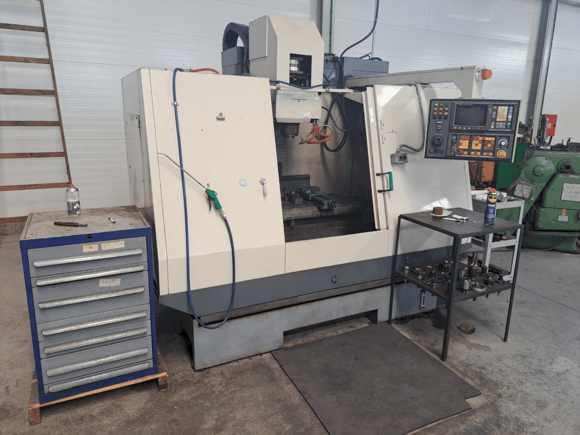 Frontansicht der Cincinnati Sabre Maschine