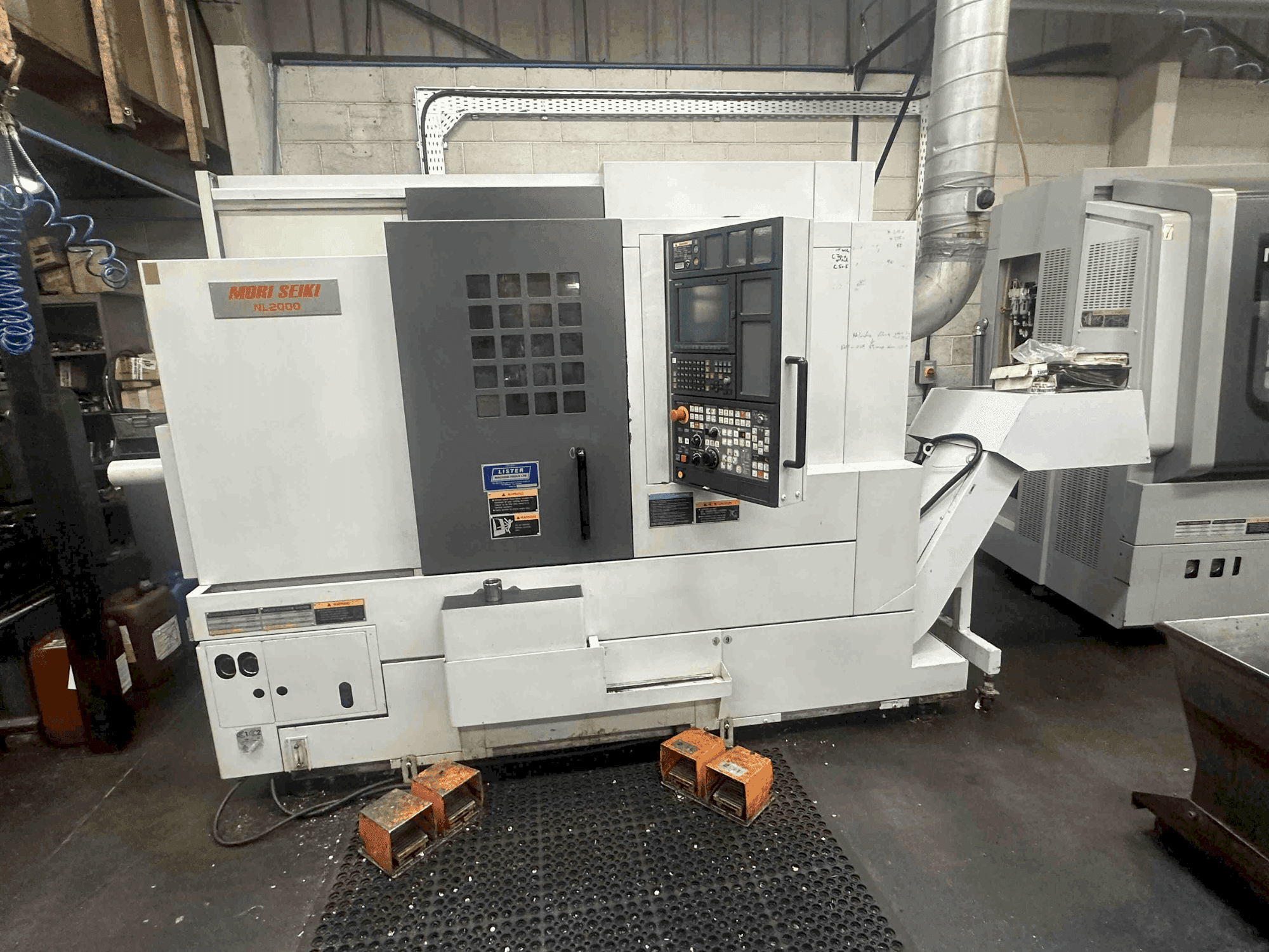 Frontansicht der MORI SEIKI NL2000SY/500 Maschine