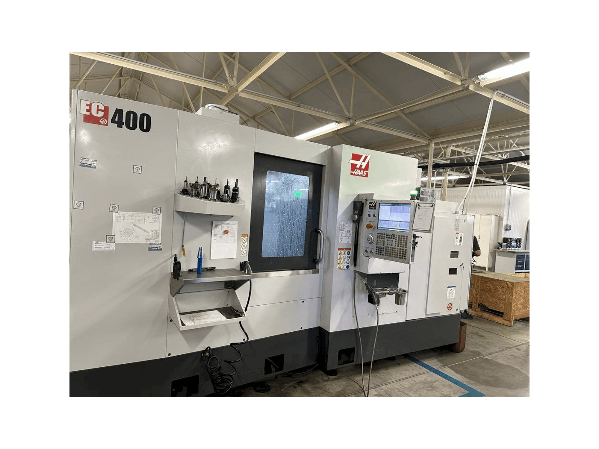 Frontansicht der HAAS EC-400 Maschine