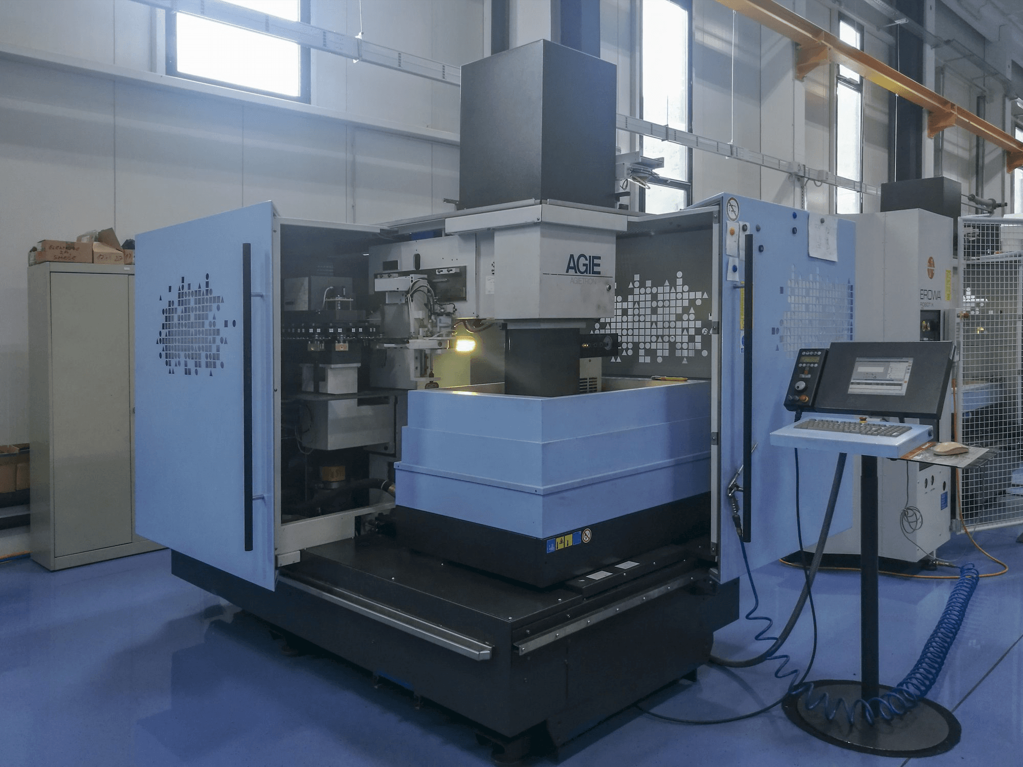 Frontansicht 1 der AGIE AGIETRON INNOVATION 2 Maschine