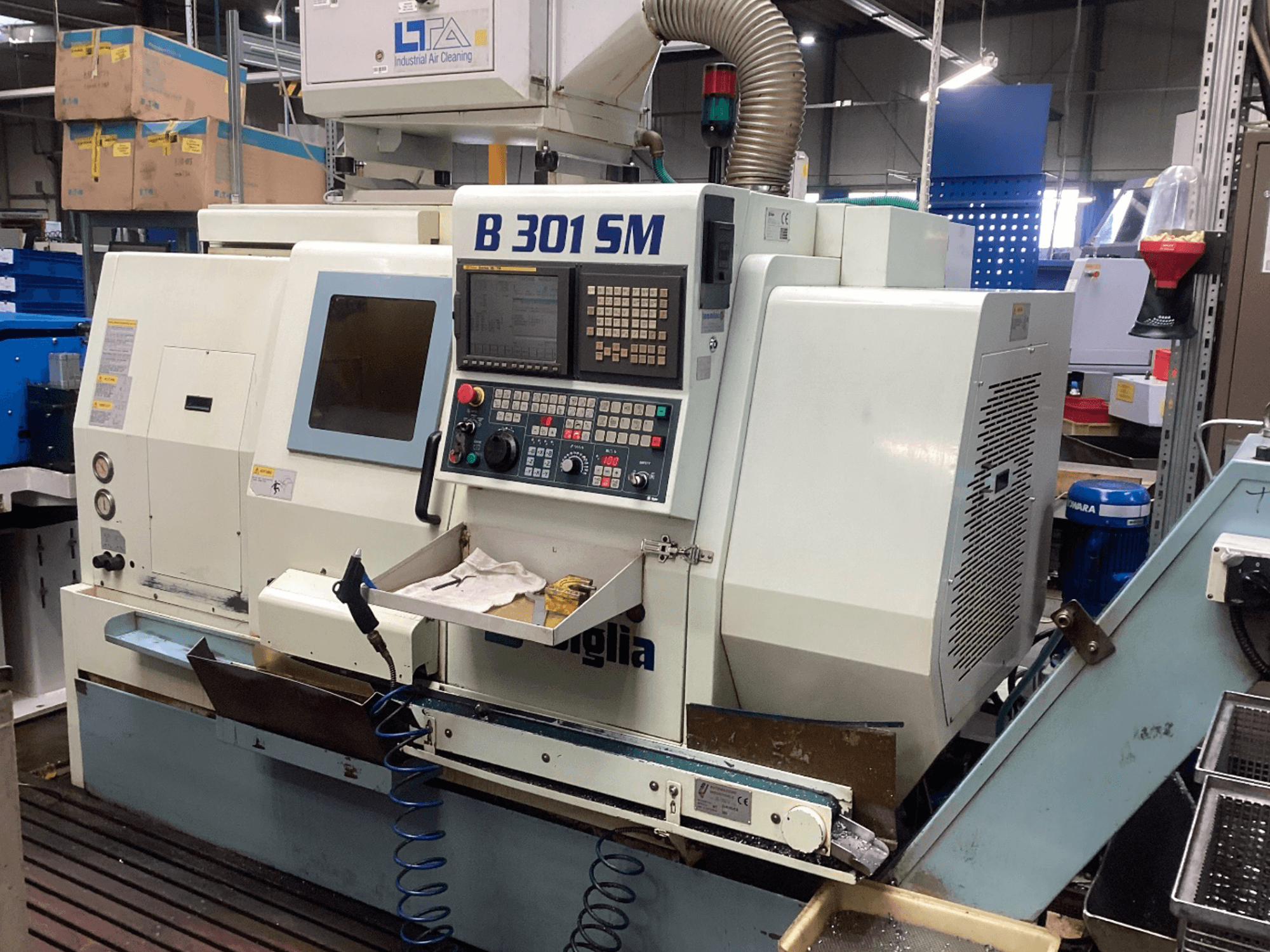 Biglia B301 SM Horizontal-Drehmaschine, Vorderansicht, mit Bedienfeld, Kühlmittelanlage und Werkstückbereich.
