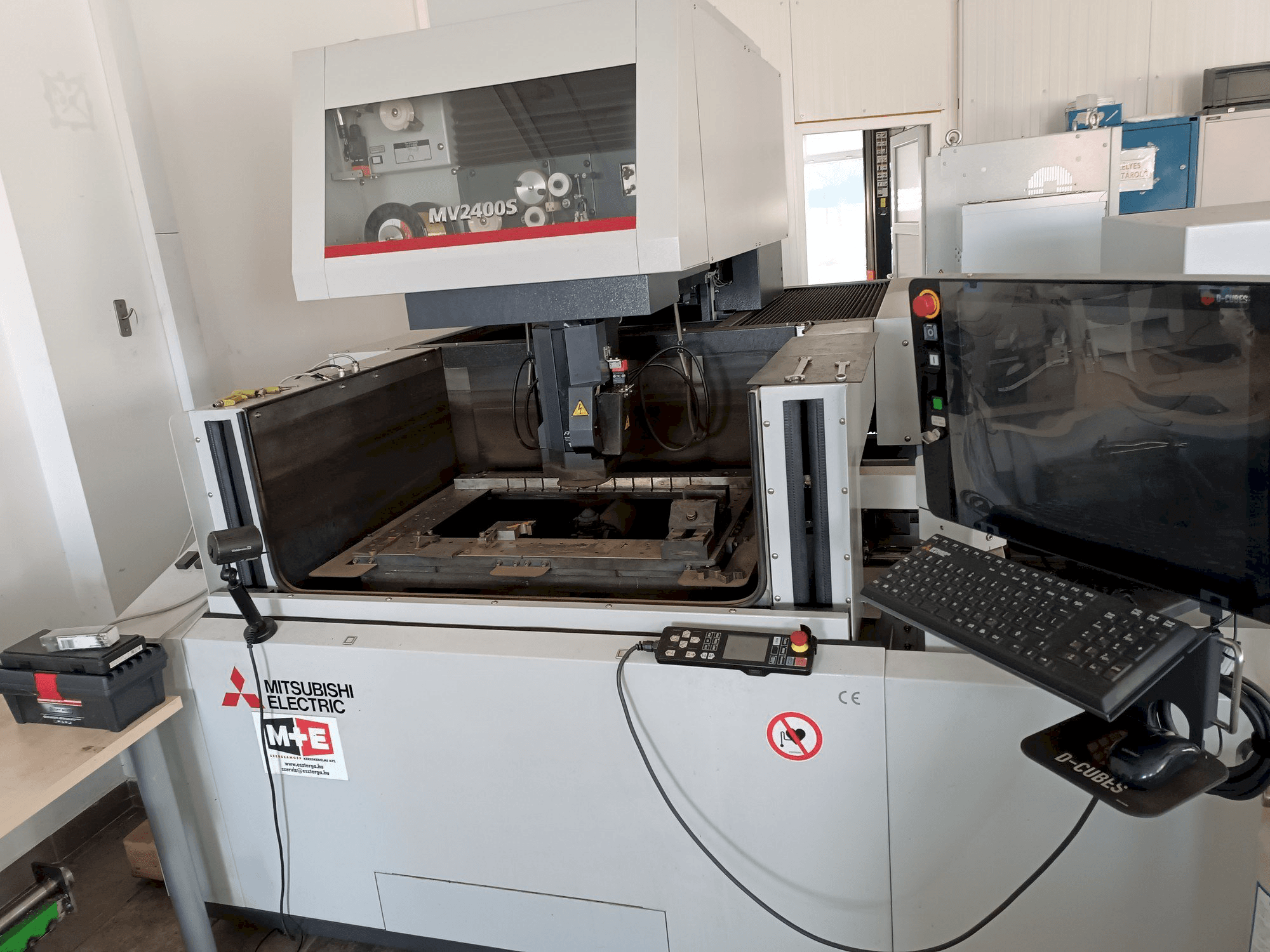 Frontansicht der Mitsubishi MV2400S Maschine