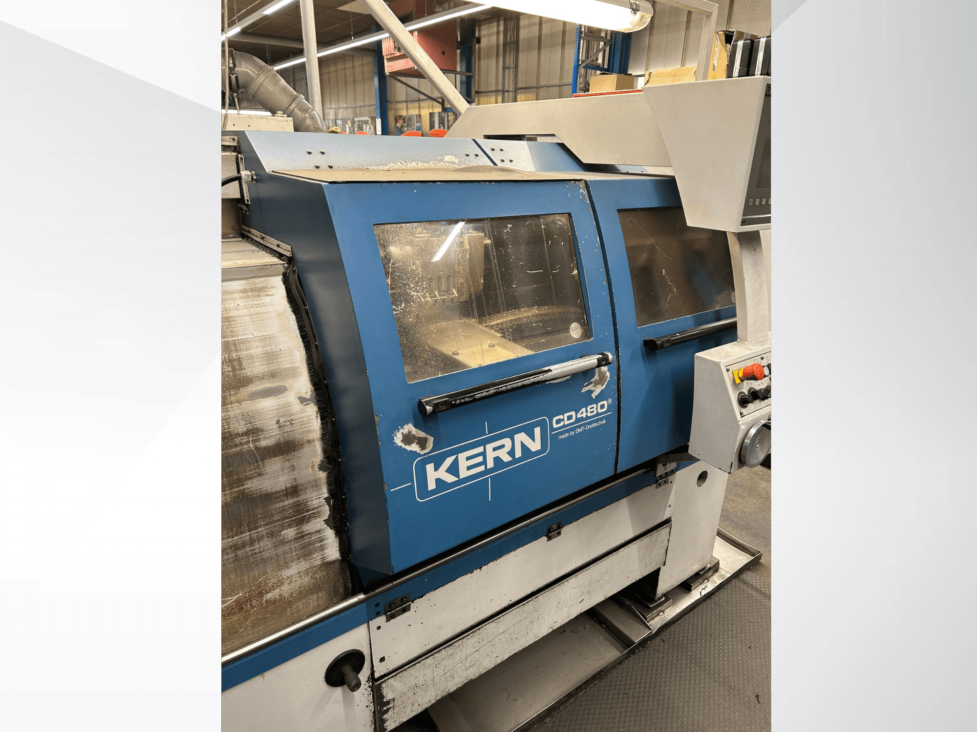 Horizontaldrehmaschine DMT Kern CD480, Seitenansicht mit Bedienfeld, großen Sichtfenstern und Metallgehäuse.