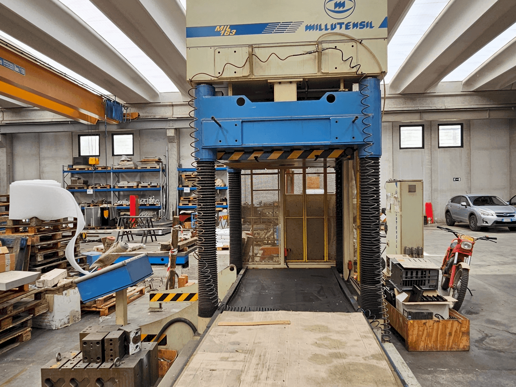 Frontansicht der MILLUTENSIL MIL163 Maschine