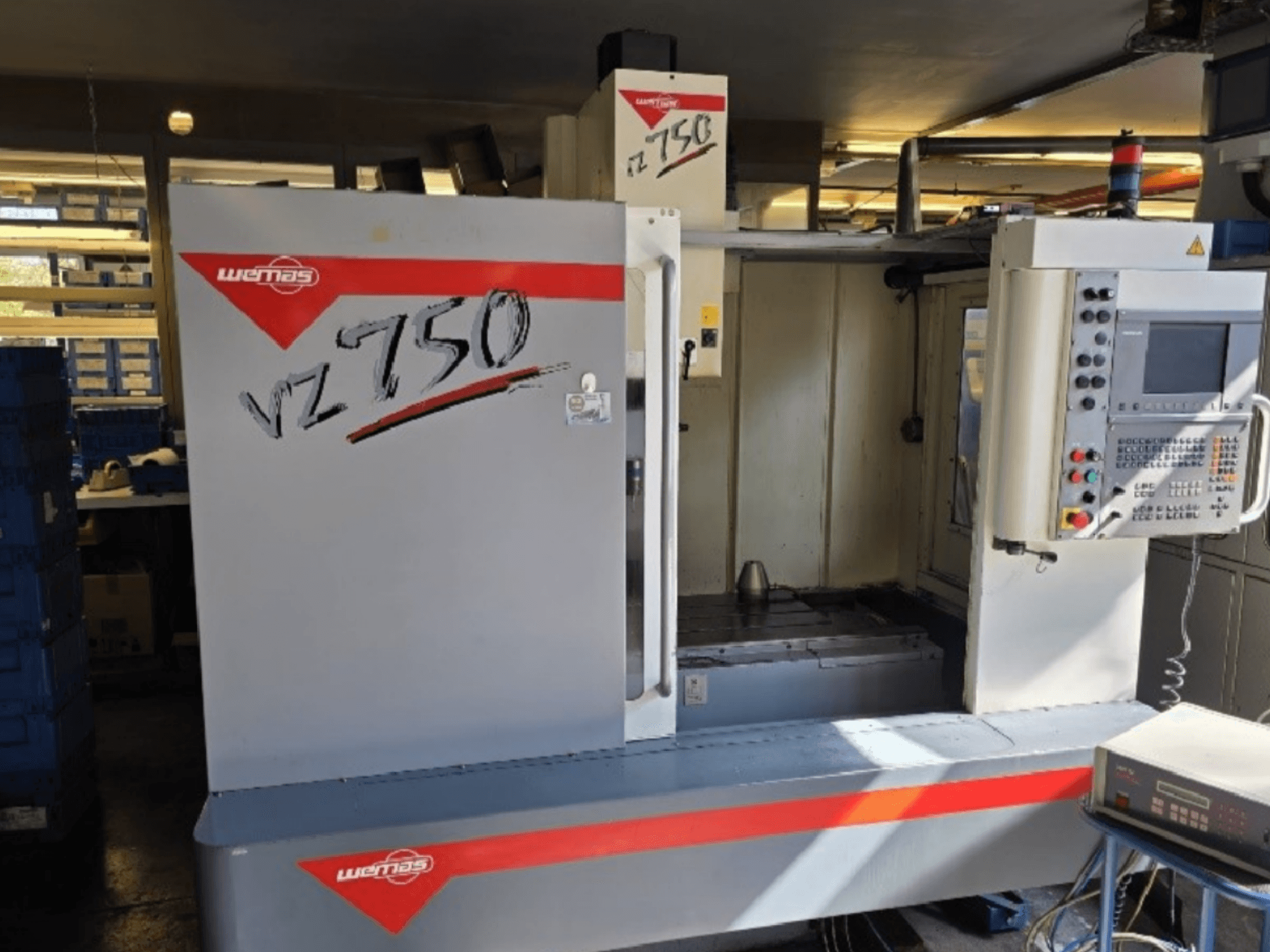 WEMAS VZ 750 CENTURY Vertikal-Bearbeitungszentrum, Frontansicht mit Bedienfeld und Arbeitsbereich.