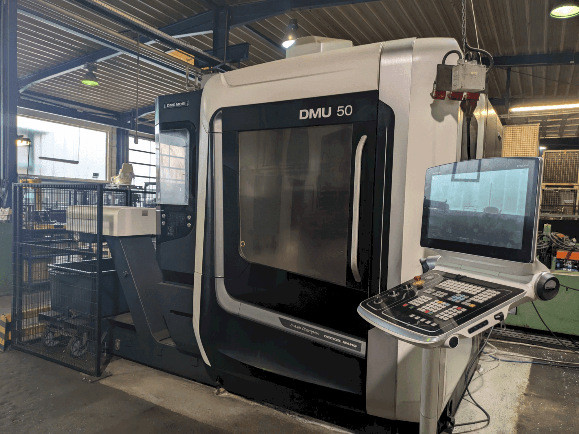 Frontansicht der DMG MORI DMU 50 3rd Gen Maschine