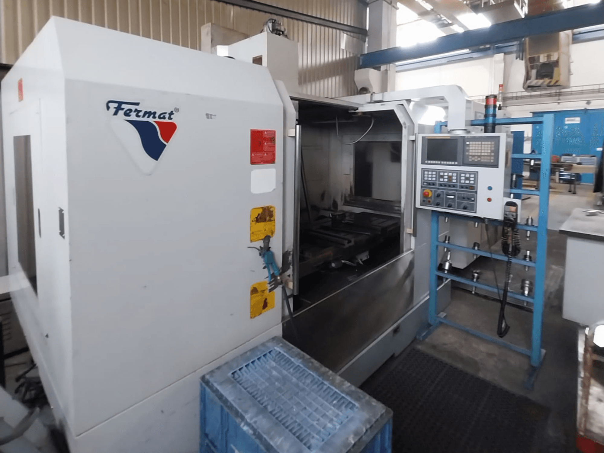 Vertikal-Bearbeitungszentrum FERMAT VMF 1000, Vorderansicht, mit Bedienfeld und Maschineninnenraum.