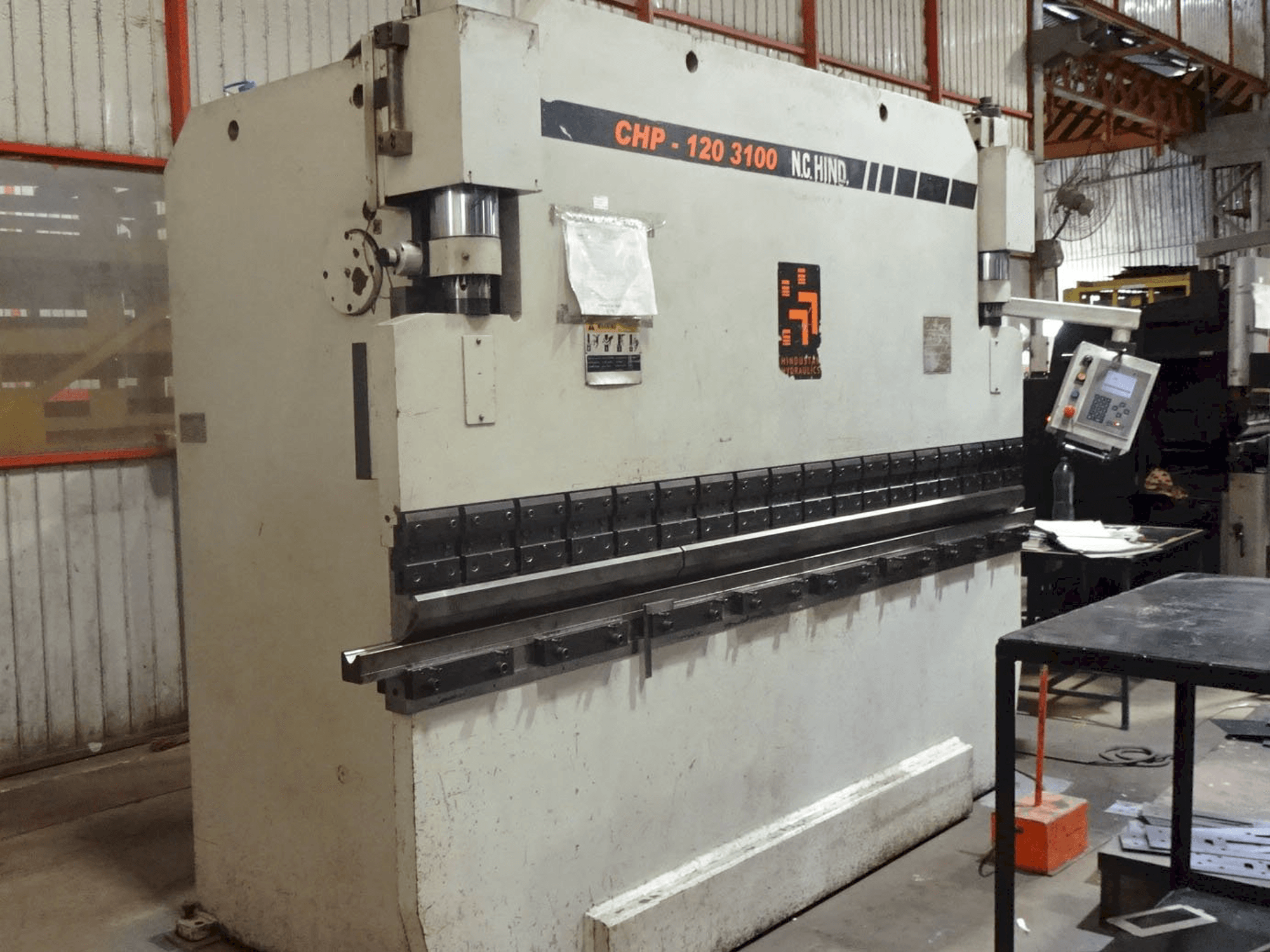 Linke Ansicht der Hindustan Hydraulics CHP 120 Maschine