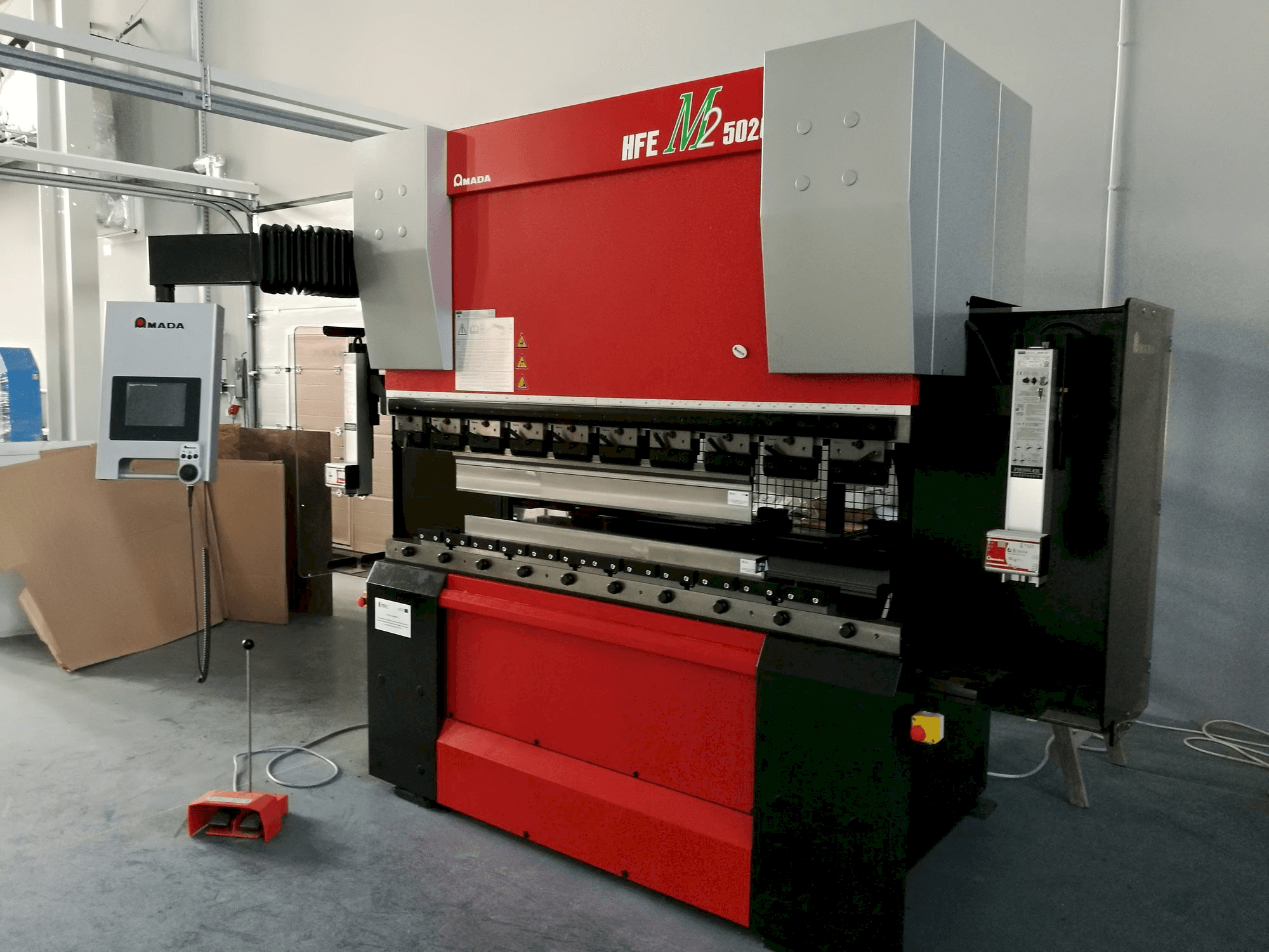 Frontansicht der AMADA HFE M2 5020 Maschine