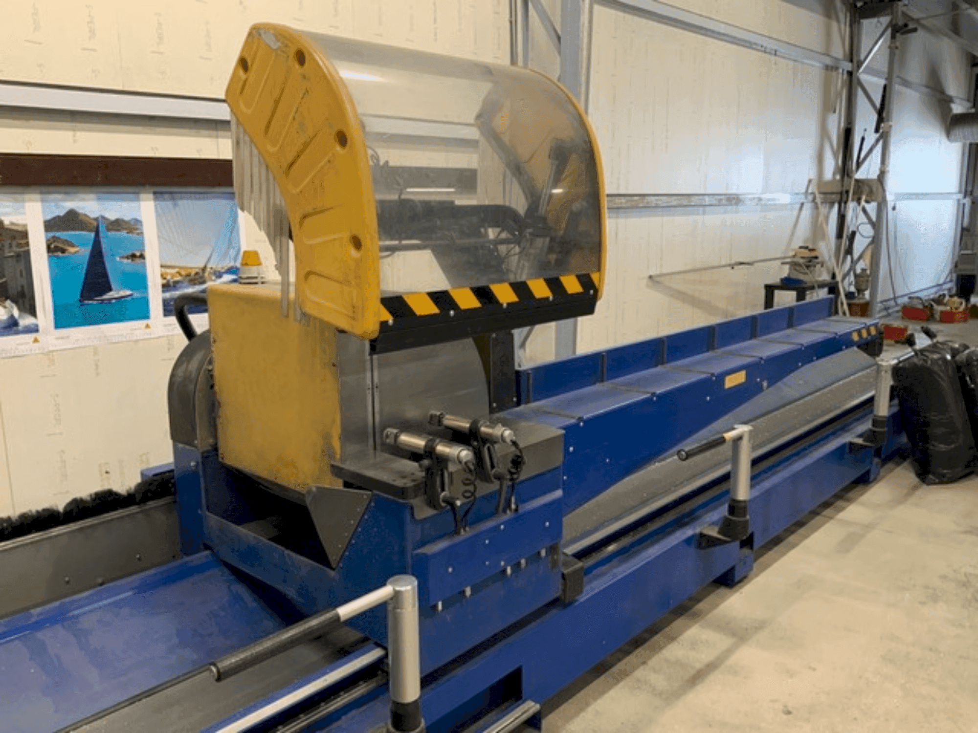 Frontansicht der SCHÜCO PDG e-Cut 600 Maschine