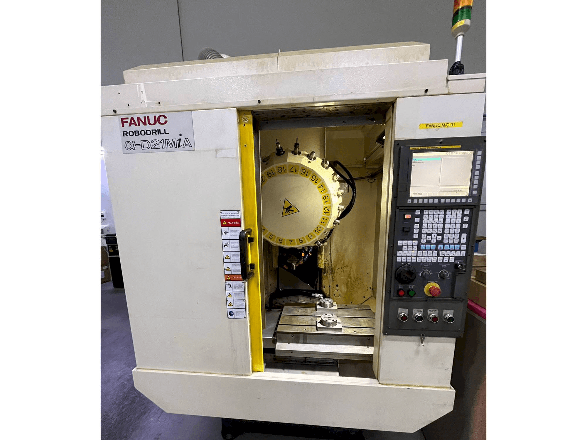 Frontansicht der FANUC ROBODRILL A-D21MiA Maschine