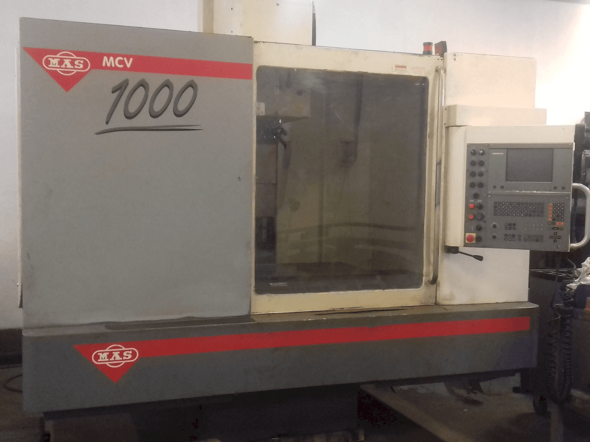 Frontansicht der KOVOSVIT MAS MCV 1000 CNC Maschine