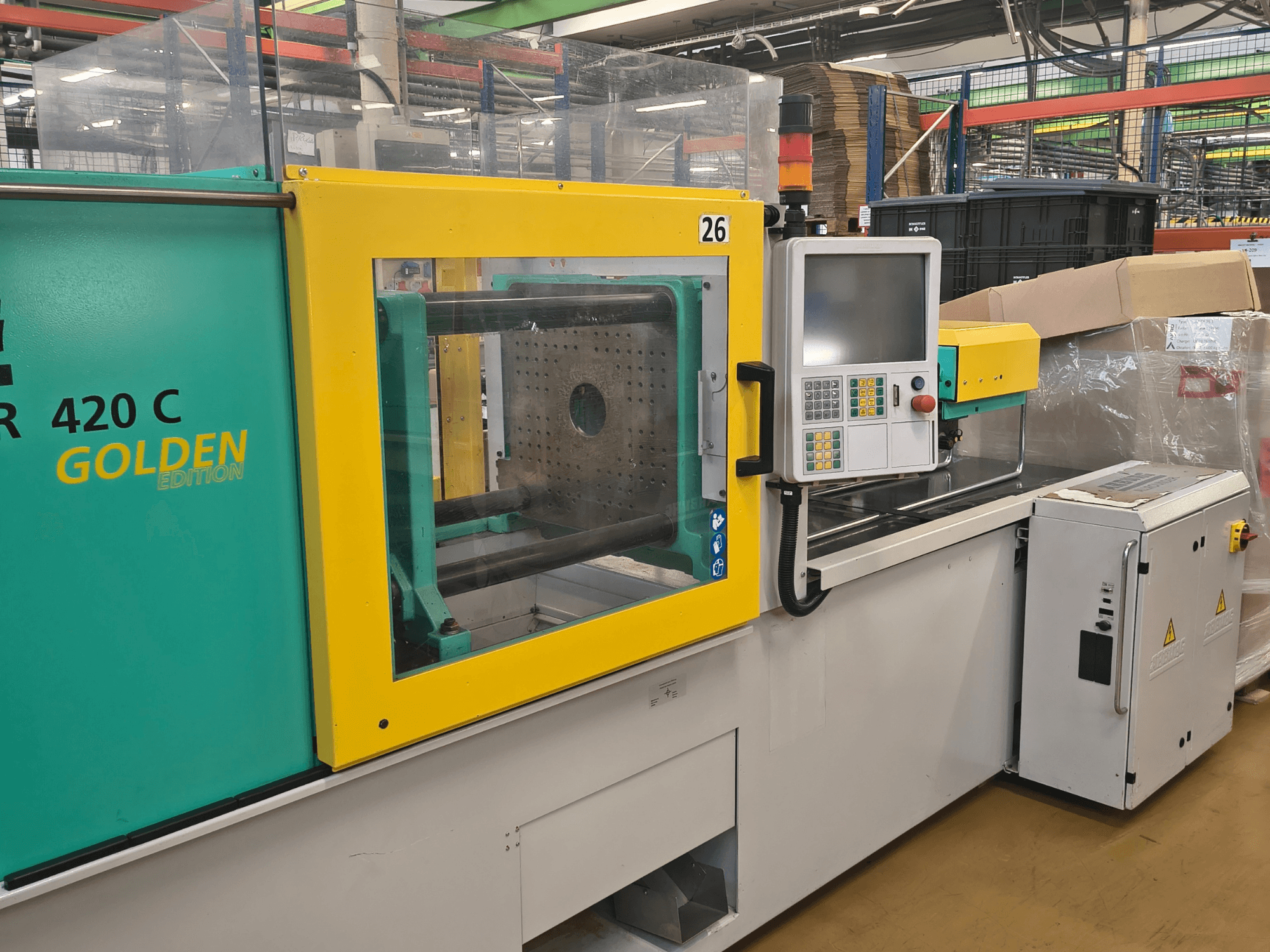 Spritzgießmaschine, ARBURG 420 C Golden Edition, Vorderansicht; mit Bedienpult, durchsichtigem Schutzgitter und umlaufendem Arbeitsraum.