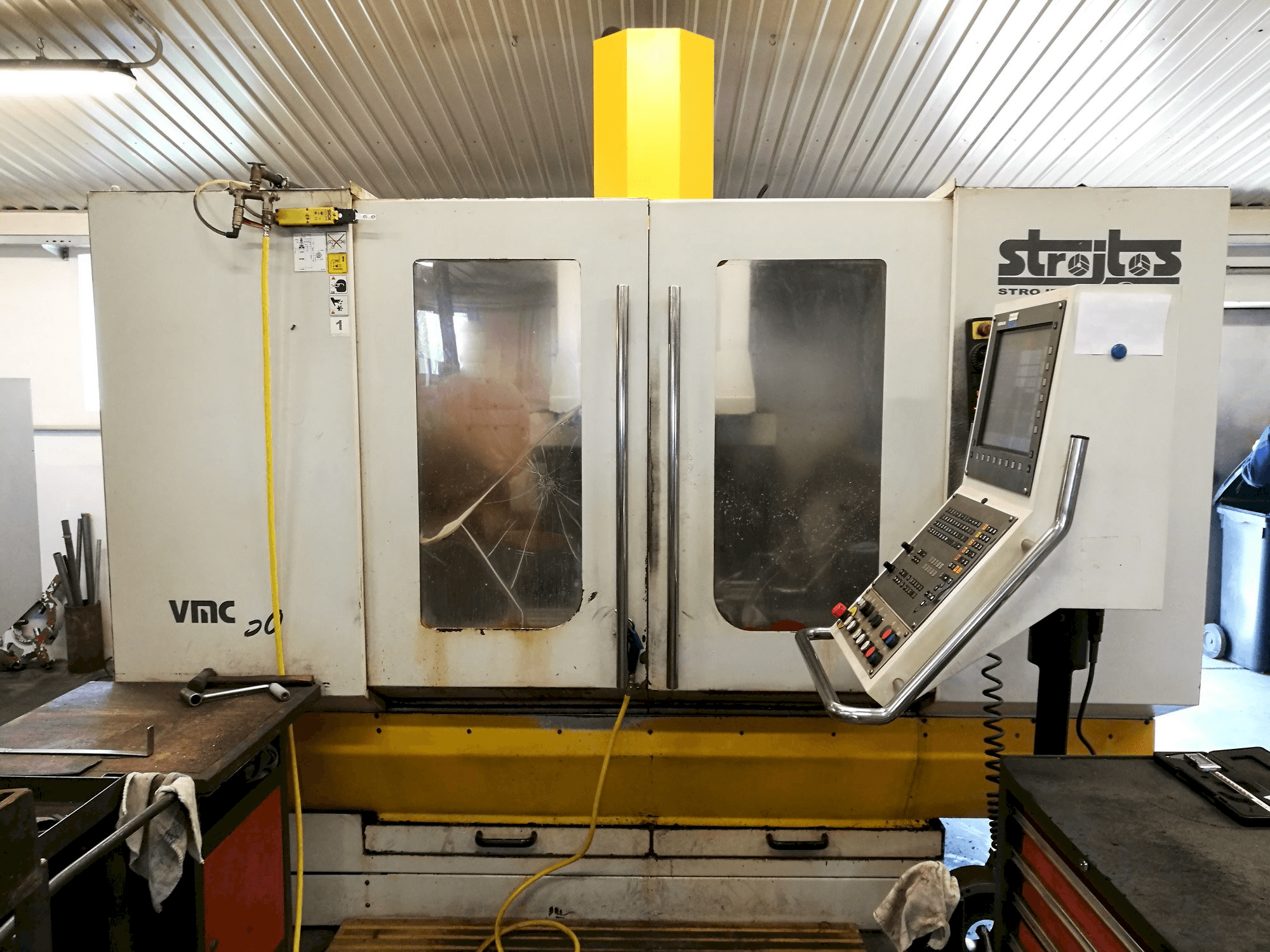 Frontansicht der Strojtos VMC 50 Maschine