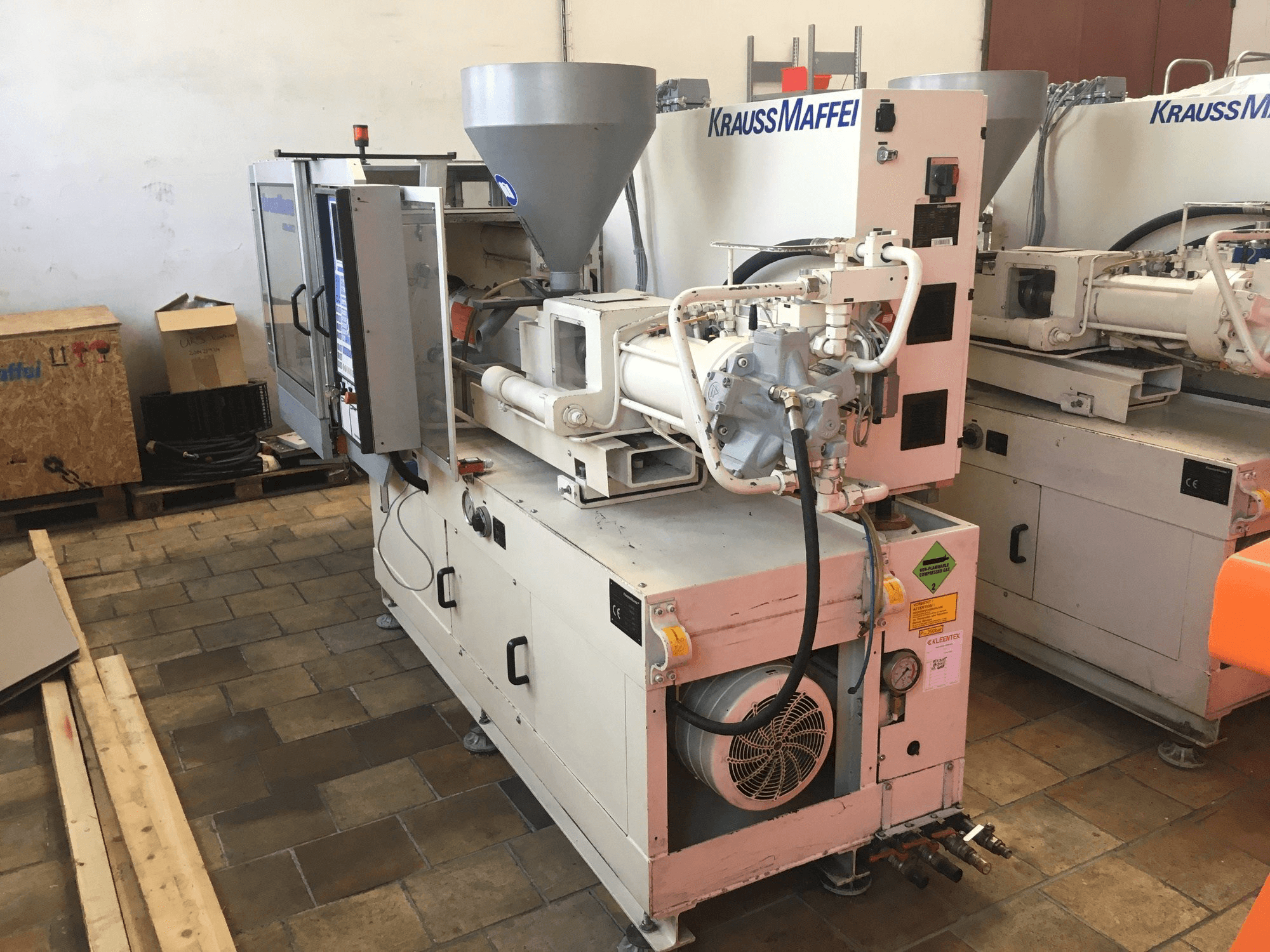 Linke Seitenansicht der Krauss Maffei 80/390 C2 Maschine