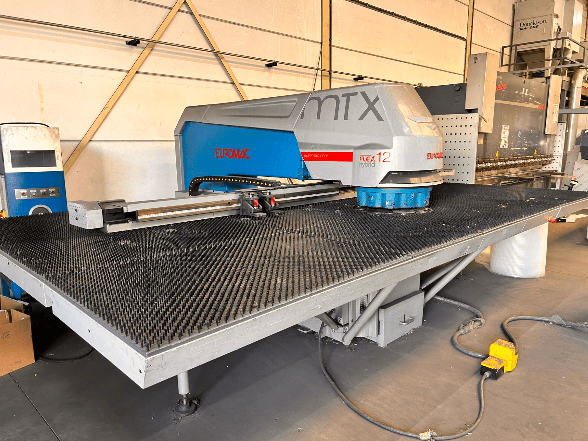 CNC-Stanzmaschine Euromac MTX FLEX 12, Vorderansicht, mit großem Lochertisch und Bedienfeld.