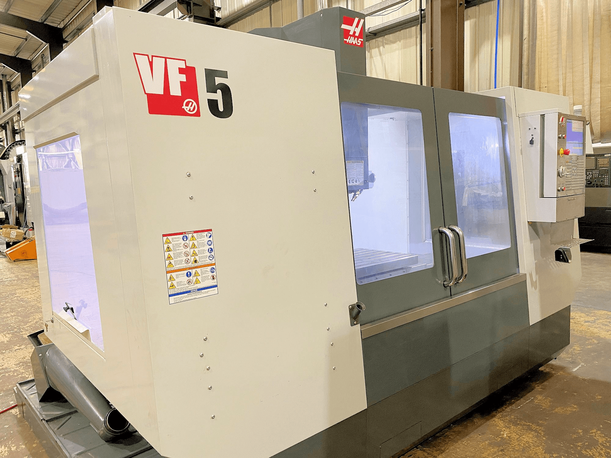 Frontansicht der HAAS VF-5 Maschine