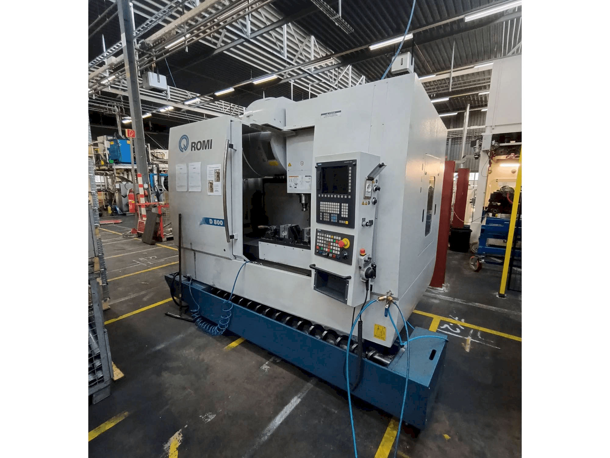 Frontansicht der Romi D800 Maschine