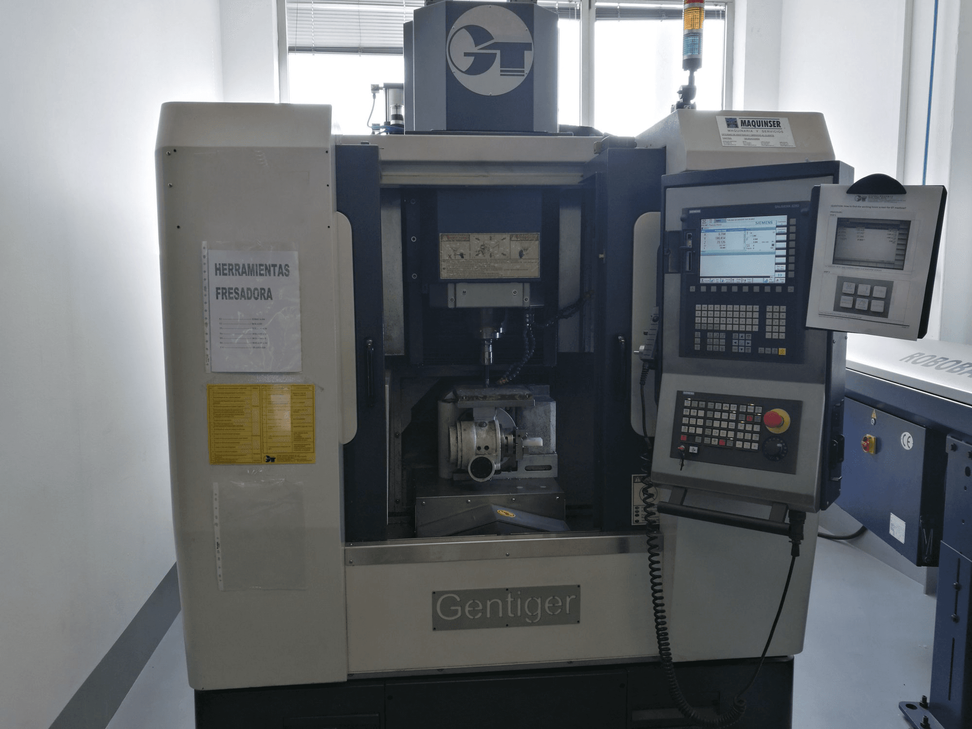 Frontansicht der GENTIGER GT-45-5AX Maschine