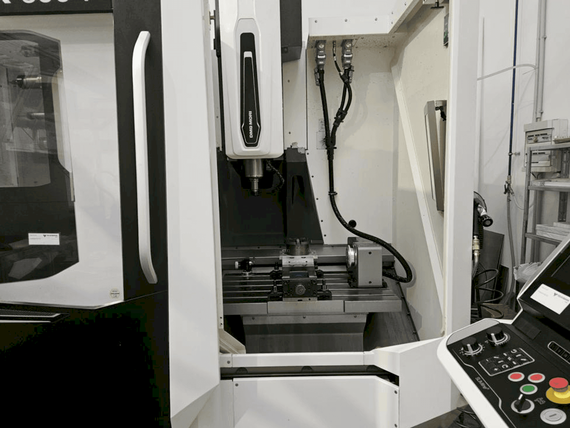 Frontansicht der DMG MORI CMX 600 V Maschine