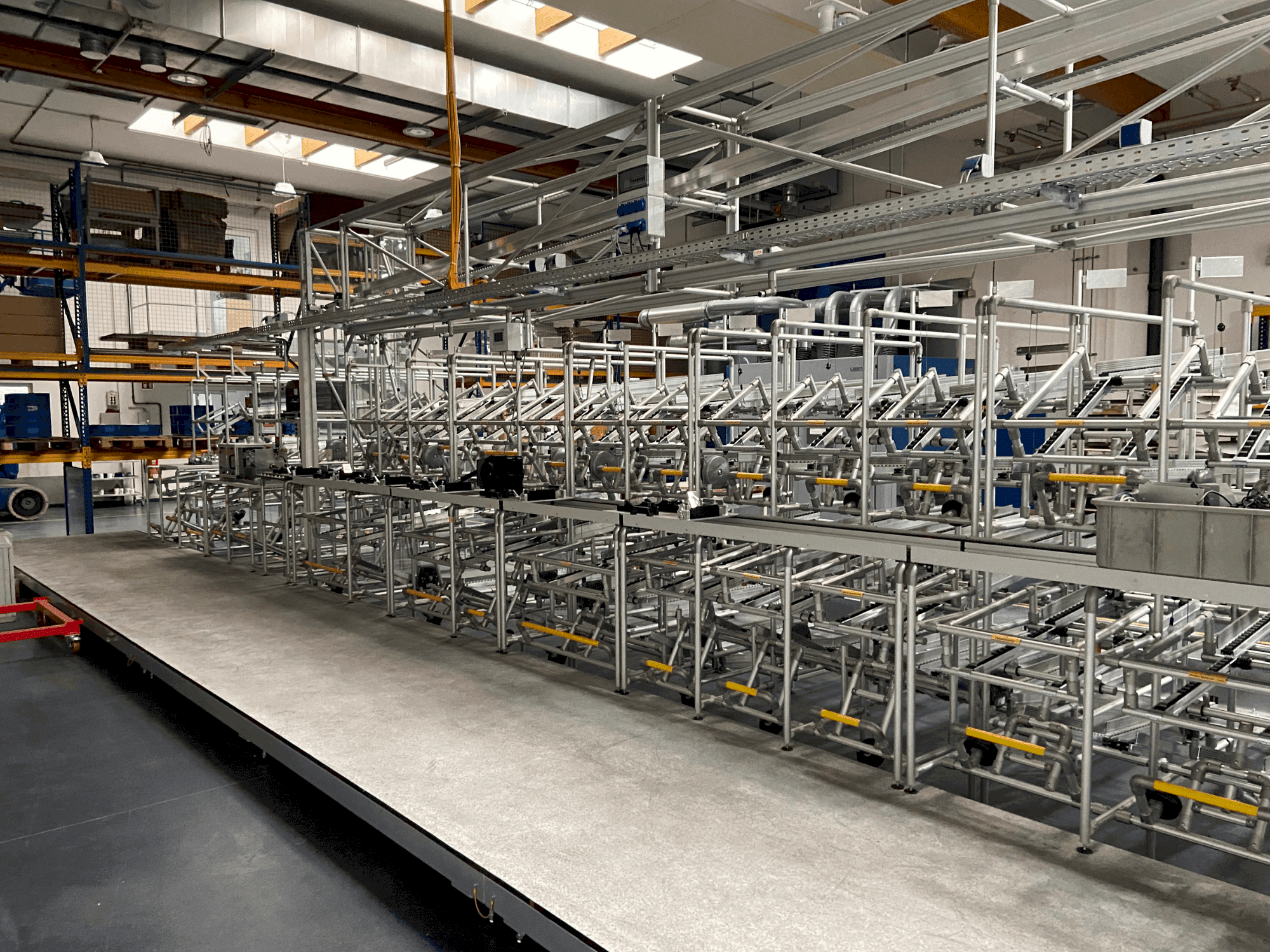 Frontansicht der ITEM Montageplatz Venta Maschine