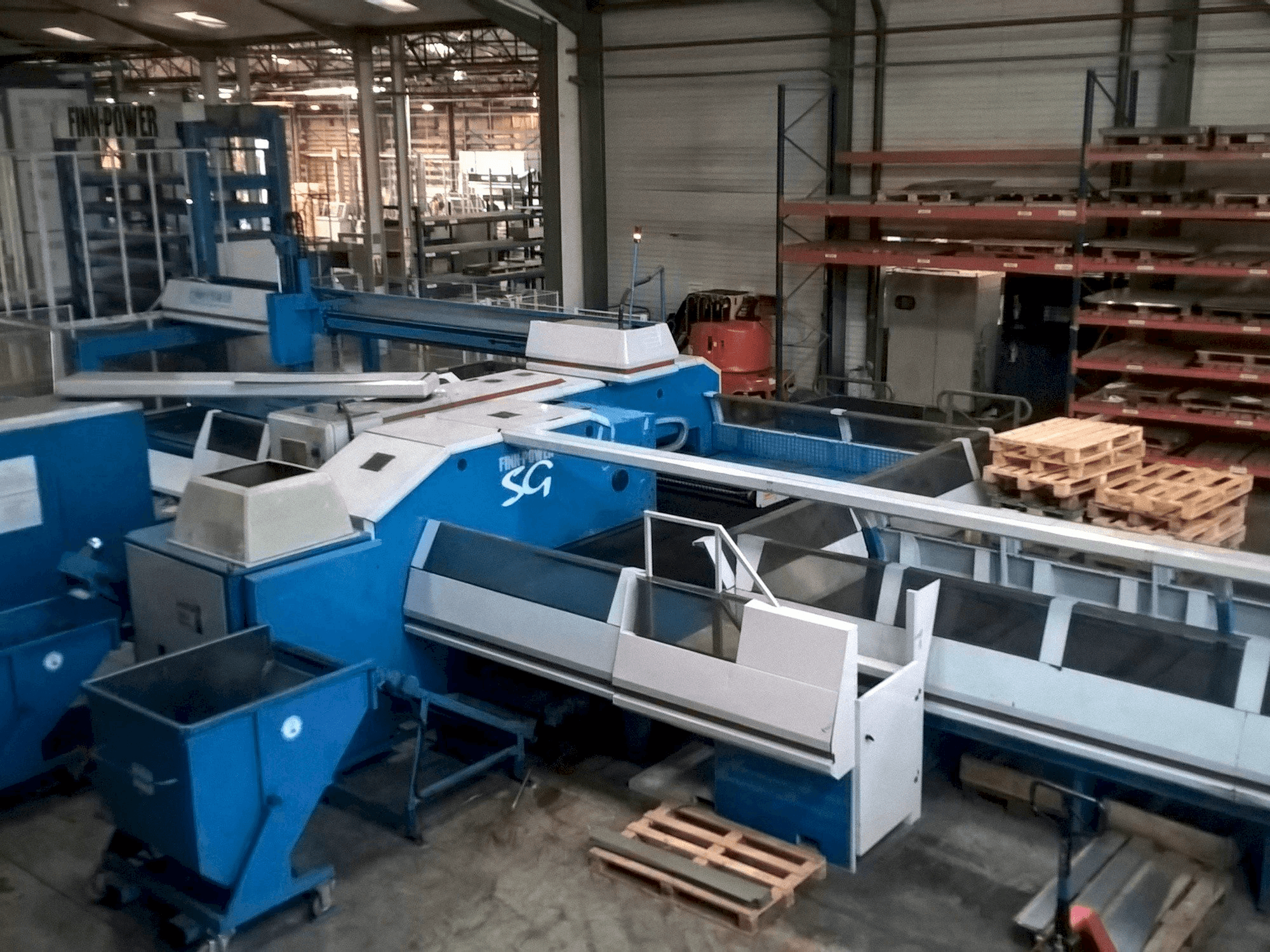 Frontansicht der Finn-Power SG6 Maschine