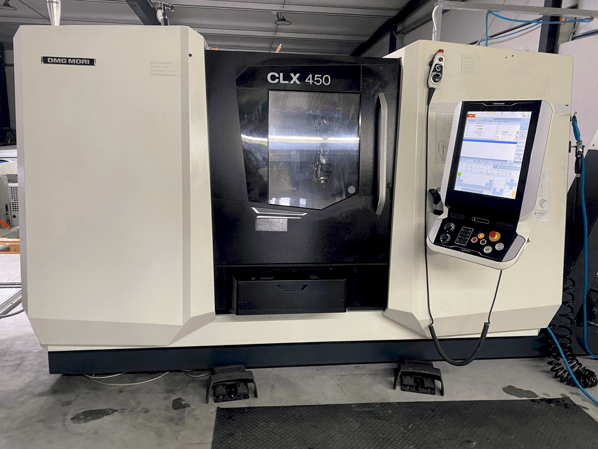 Frontansicht der DMG MORI CLX 450 V6 Maschine