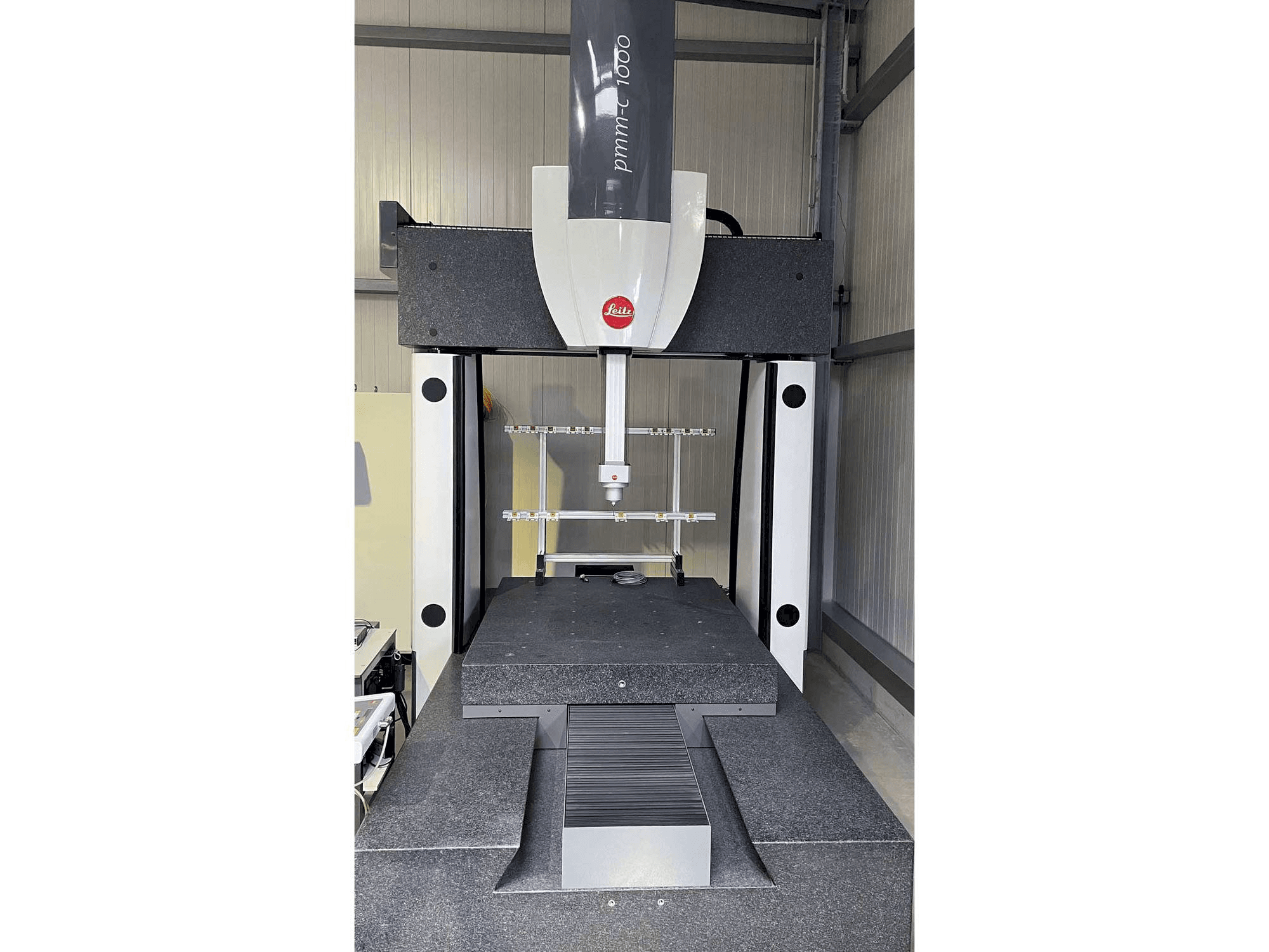 Frontansicht der Hexagon PMM-C 1000 Maschine