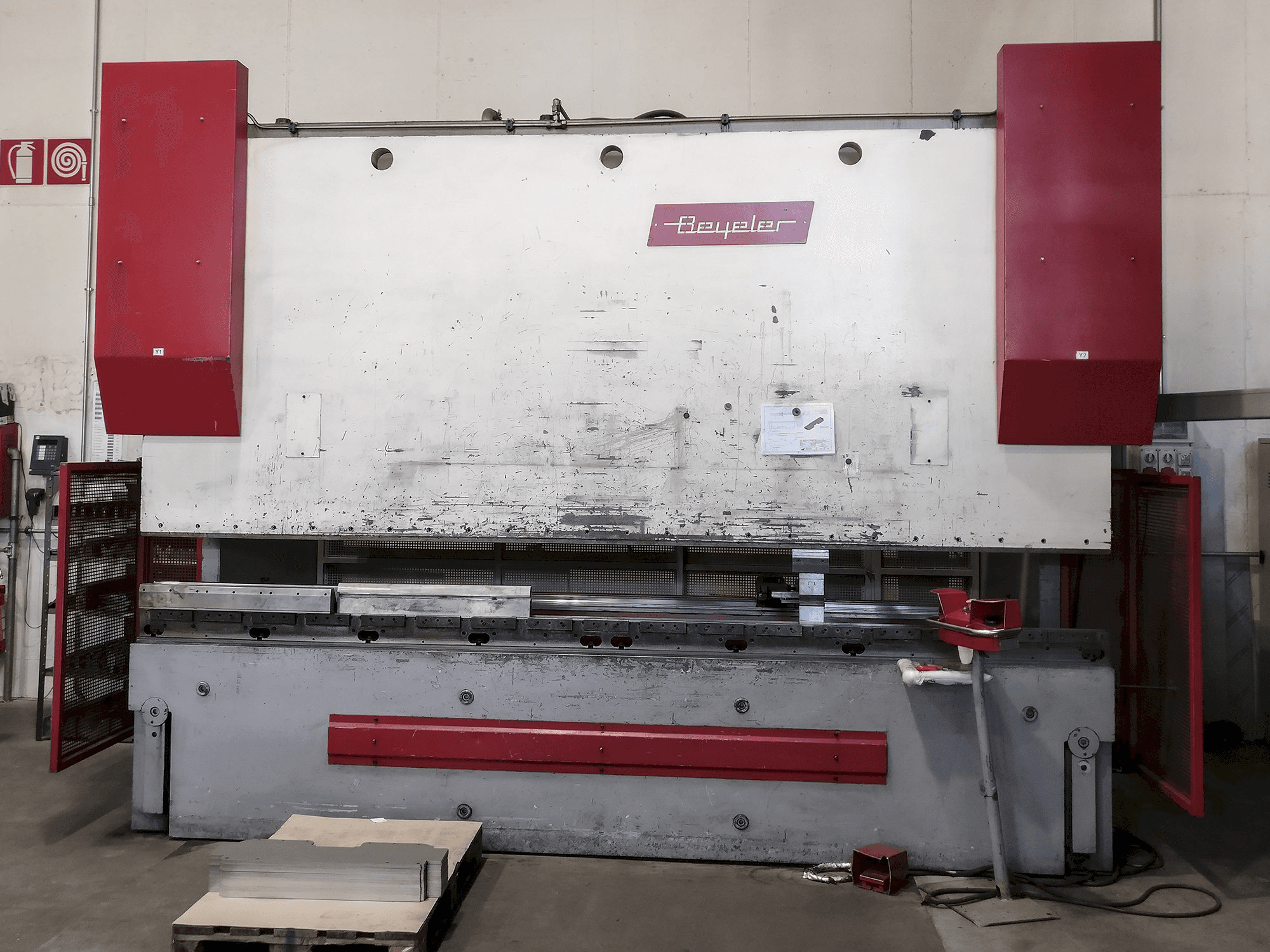 Frontansicht der BEYELER PR6 Maschine