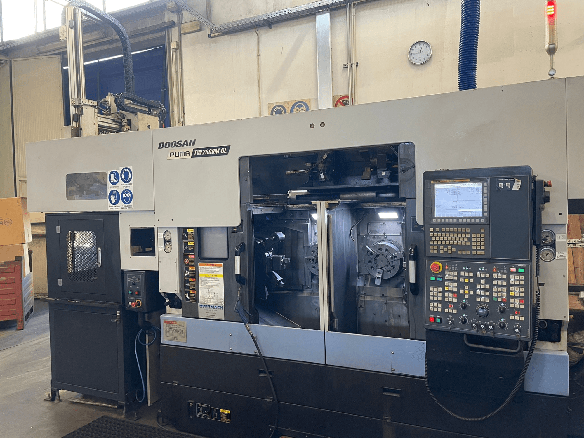 Doosan Puma TW2600M GL CNC-Drehmaschine, Vorderansicht, mit digitalem Bedienfeld und Maschineninnenraum mit Werkzeughaltern.