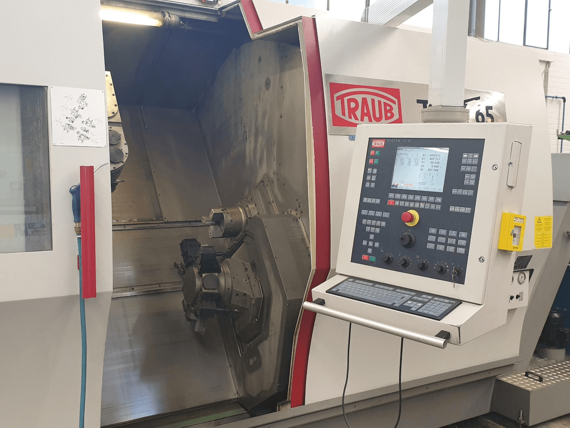 Frontansicht der TRAUB TNX 65 Maschine