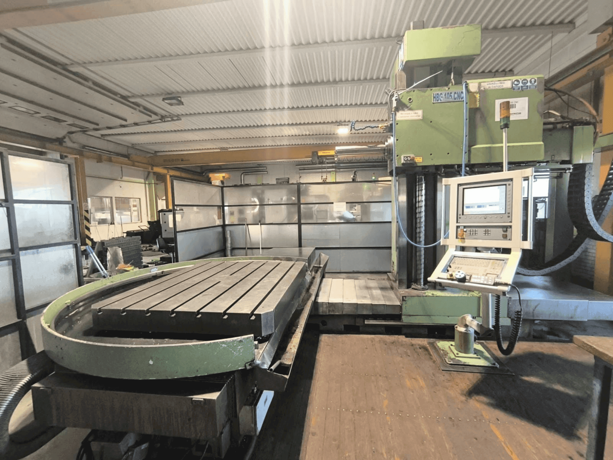 Frontansicht der MONTAVAR HBG 105 CNC Maschine
