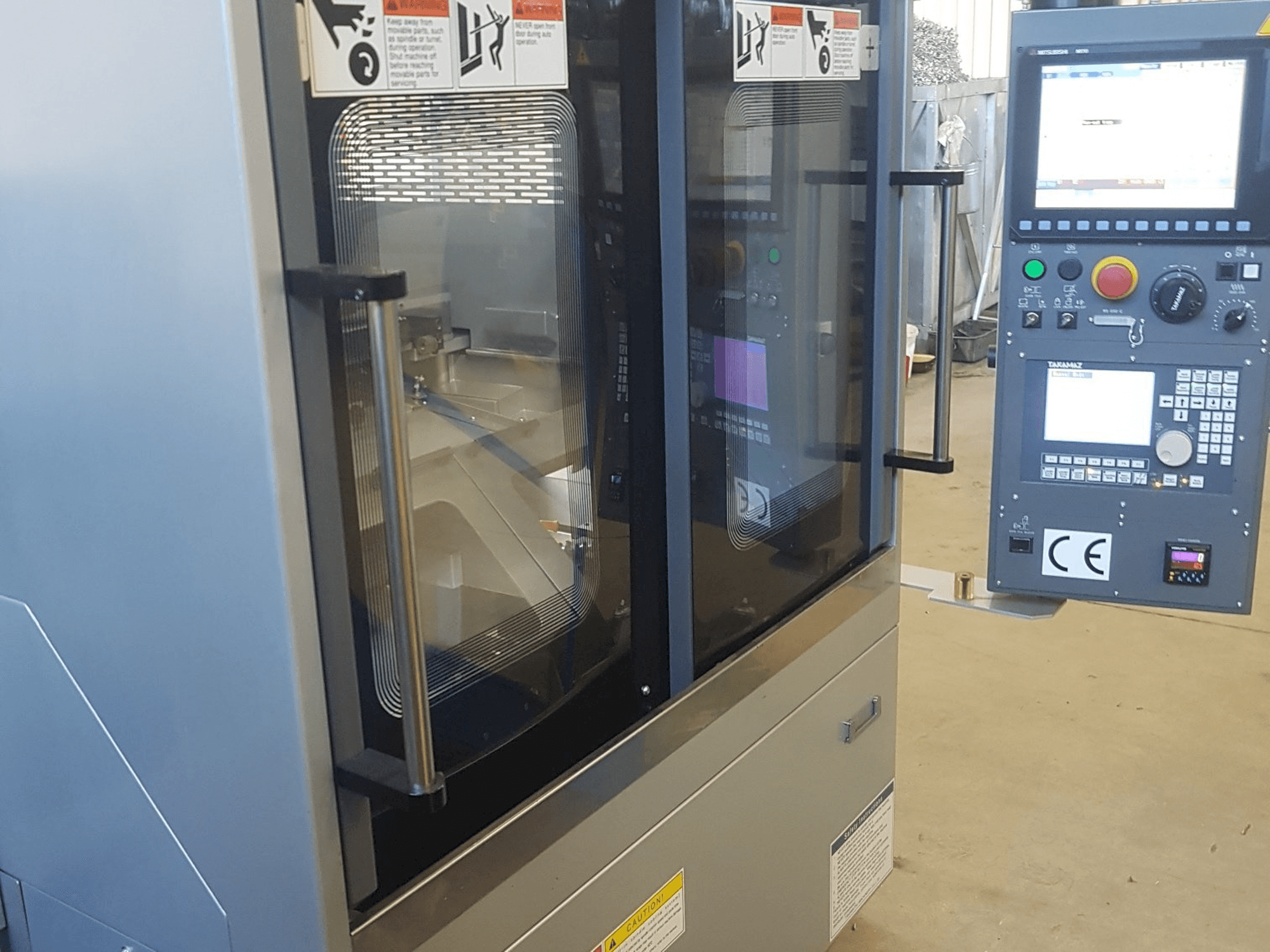 Frontansicht der Takamaz XW-30 Plus Maschine