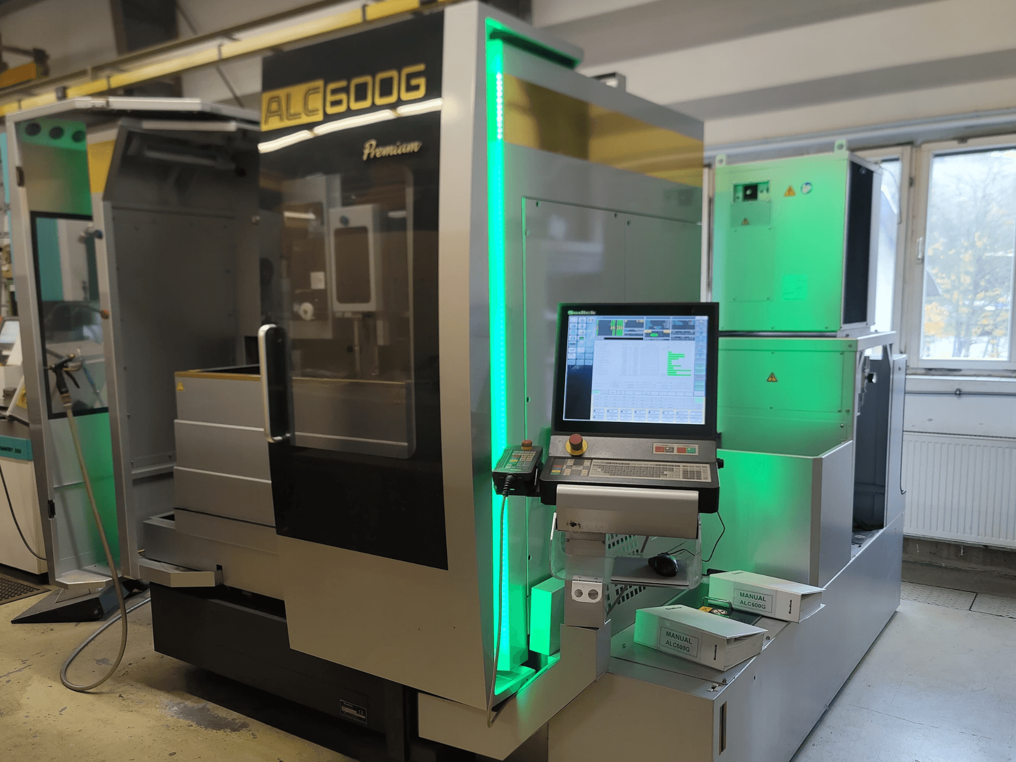 Sodick ALC600G Premium Drahterodiermaschine, Vorderansicht, mit Bedienfeld und beleuchteten Außendetails.