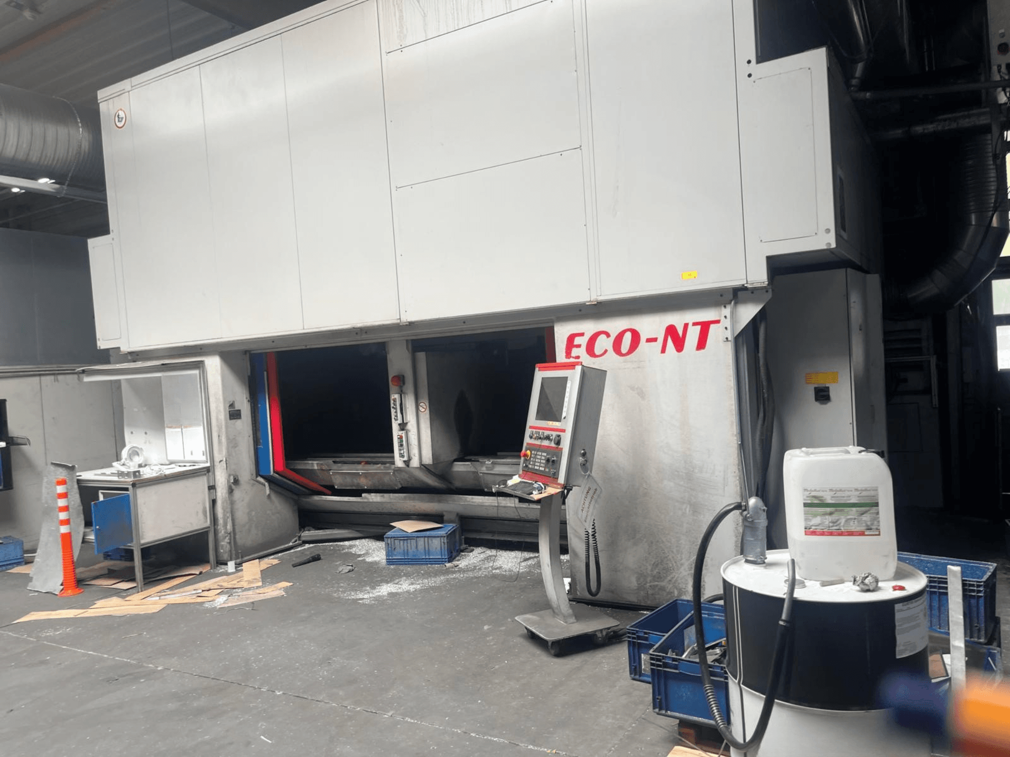 Vorderansicht des vertikalen Bearbeitungszentrums ECO-NT von Hamuel Reichenbacher mit Bedienfeld, Kühlmitteltank und Arbeitsbereich.