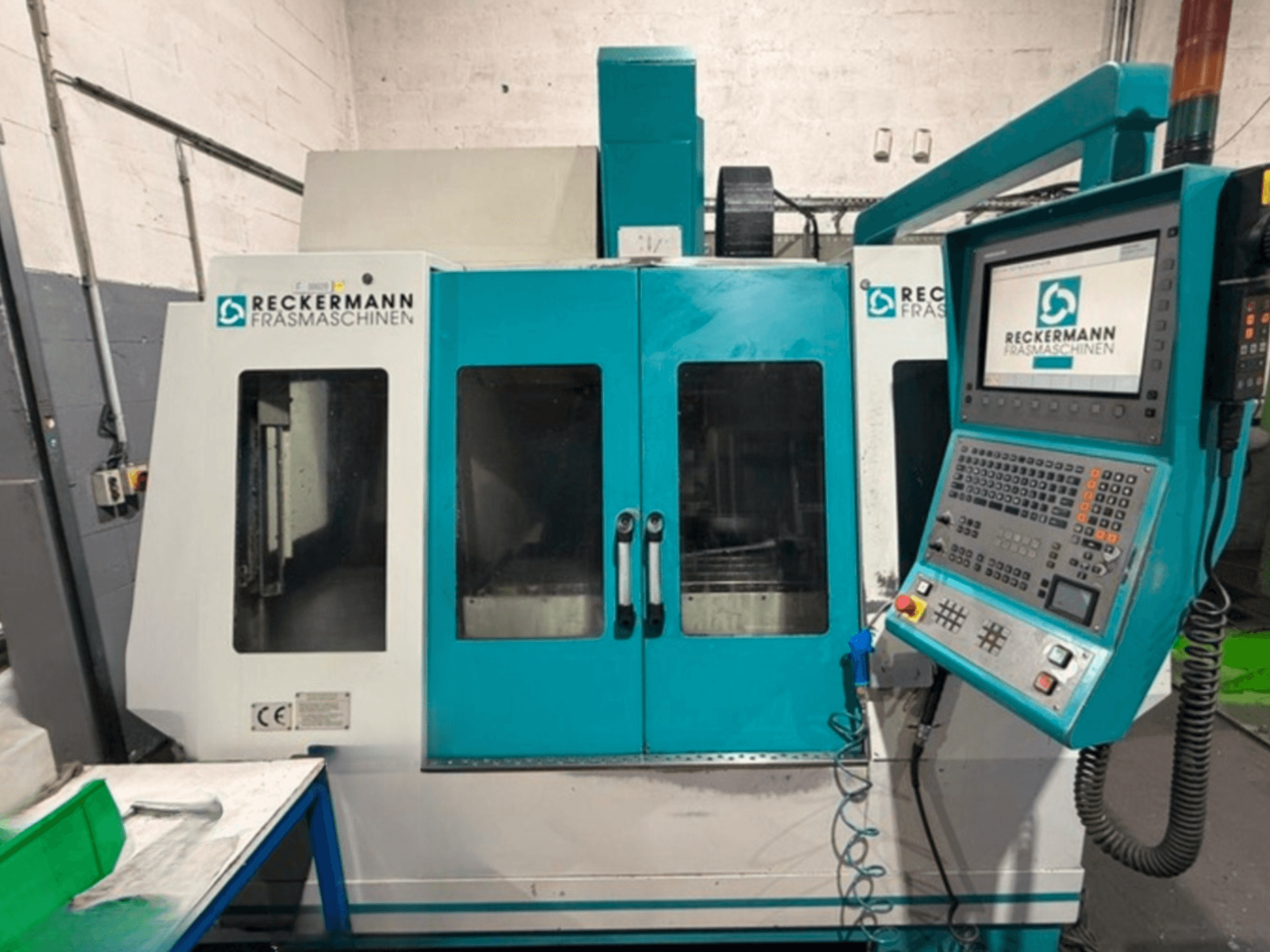 RECKERMANN Universal-Bearbeitungszentrum RBZ 1050, Frontansicht, mit Bedienpult und zwei Sichtfenstern.