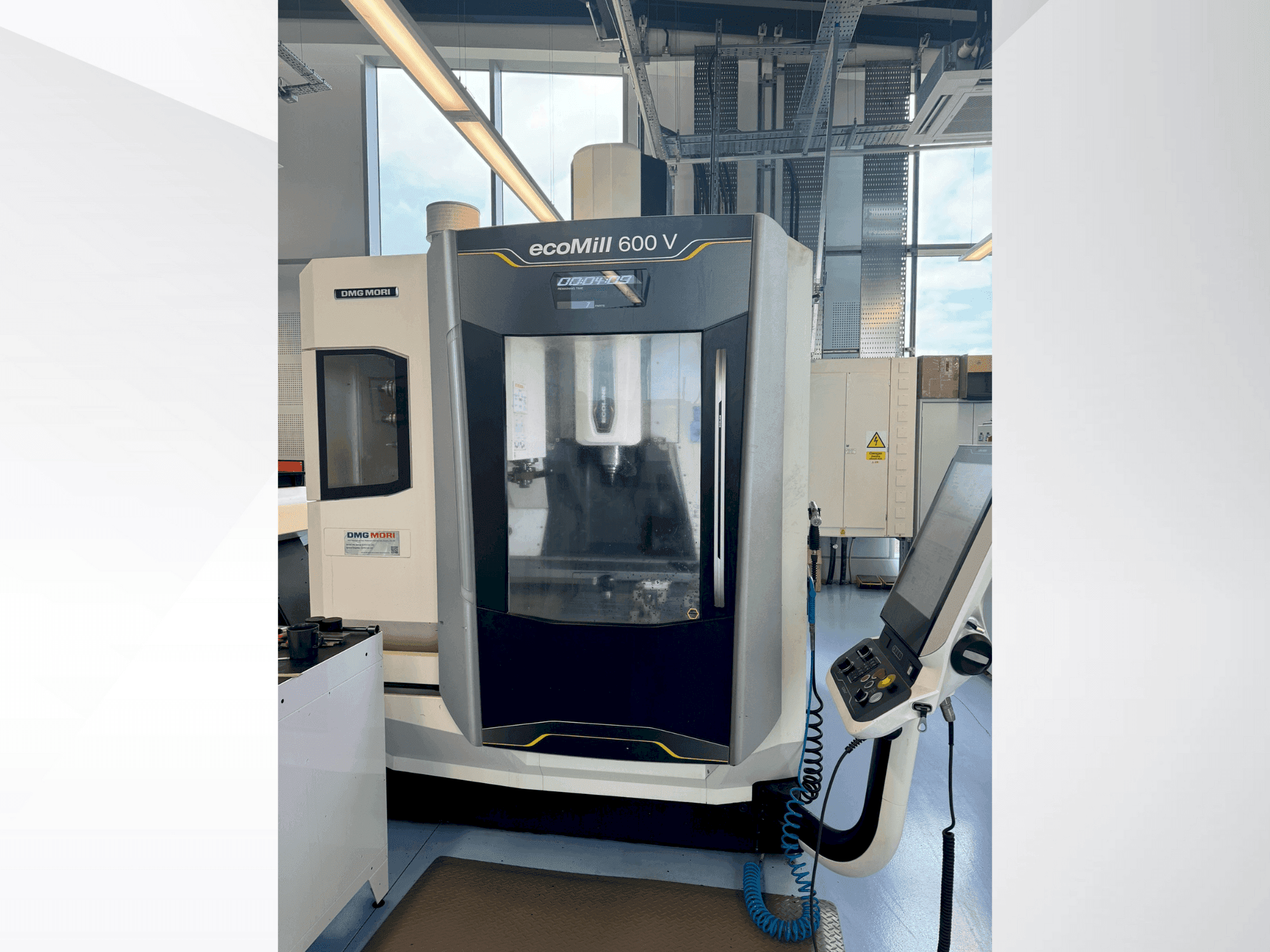 Frontansicht der DMG MORI ecoMILL 600V Maschine