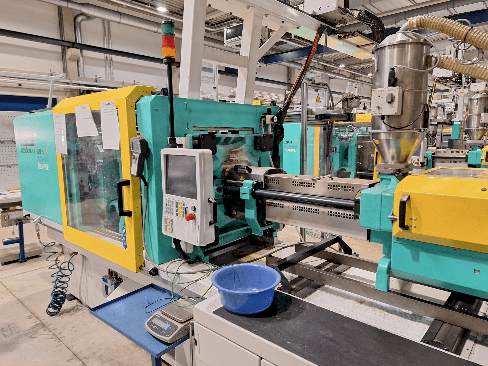 Frontansicht der Arburg 520 H 1500-400 Maschine