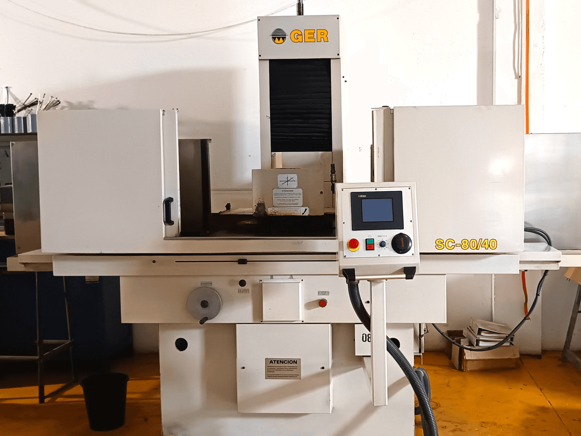 Flachschleifmaschine GER SC 80-40, Vorderansicht, mit Bedienfeld, Schleifbereich und Sicherheitshinweisen.