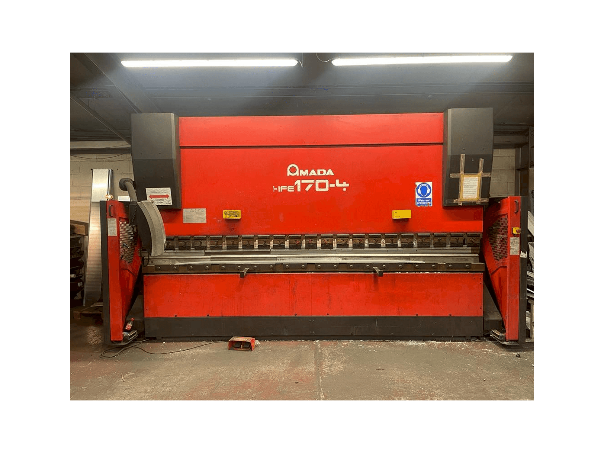 Frontansicht der AMADA HFE 170-4 Maschine